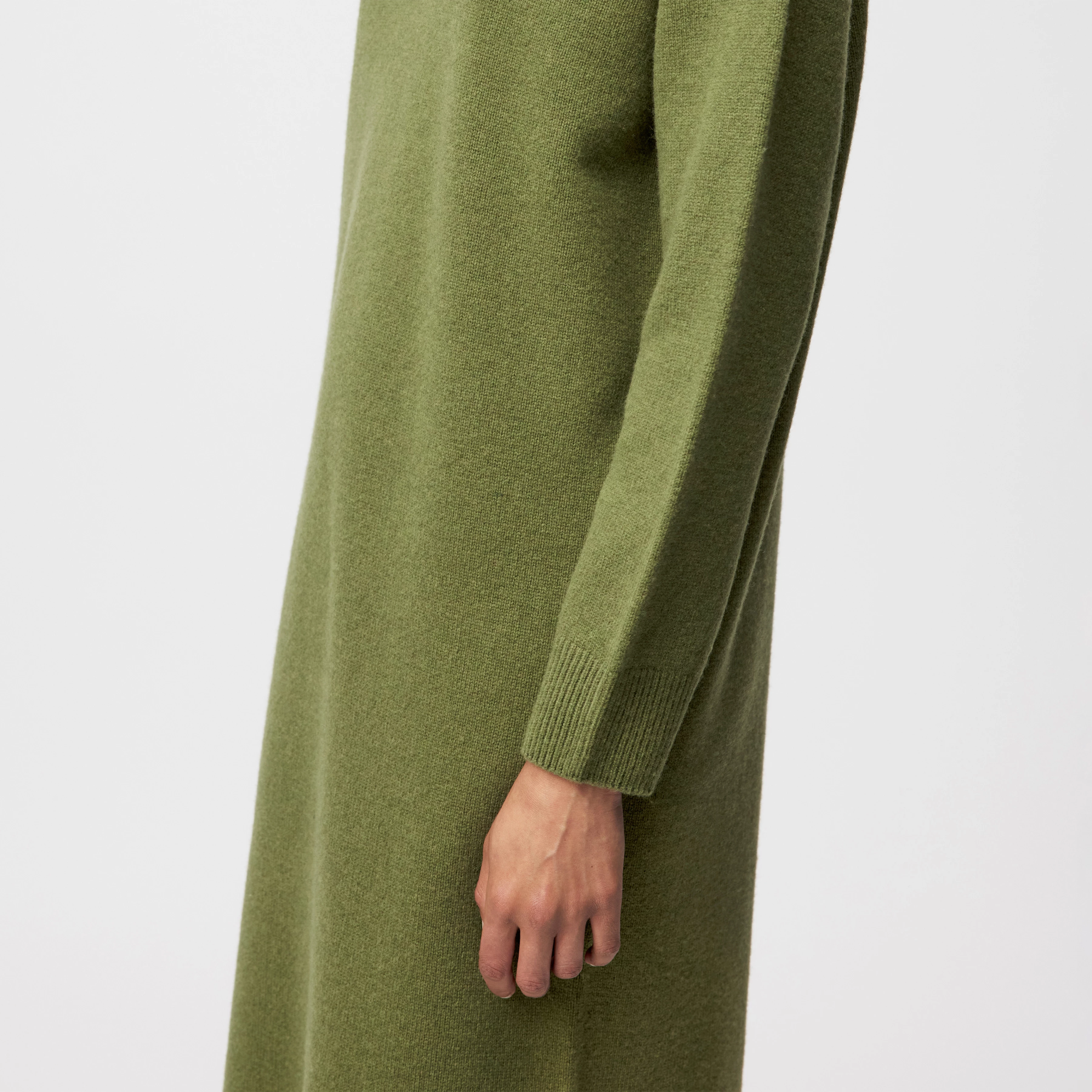 ALINOY - Strickkleid in Schurwolle - Damen - grün - Detailansicht am Model