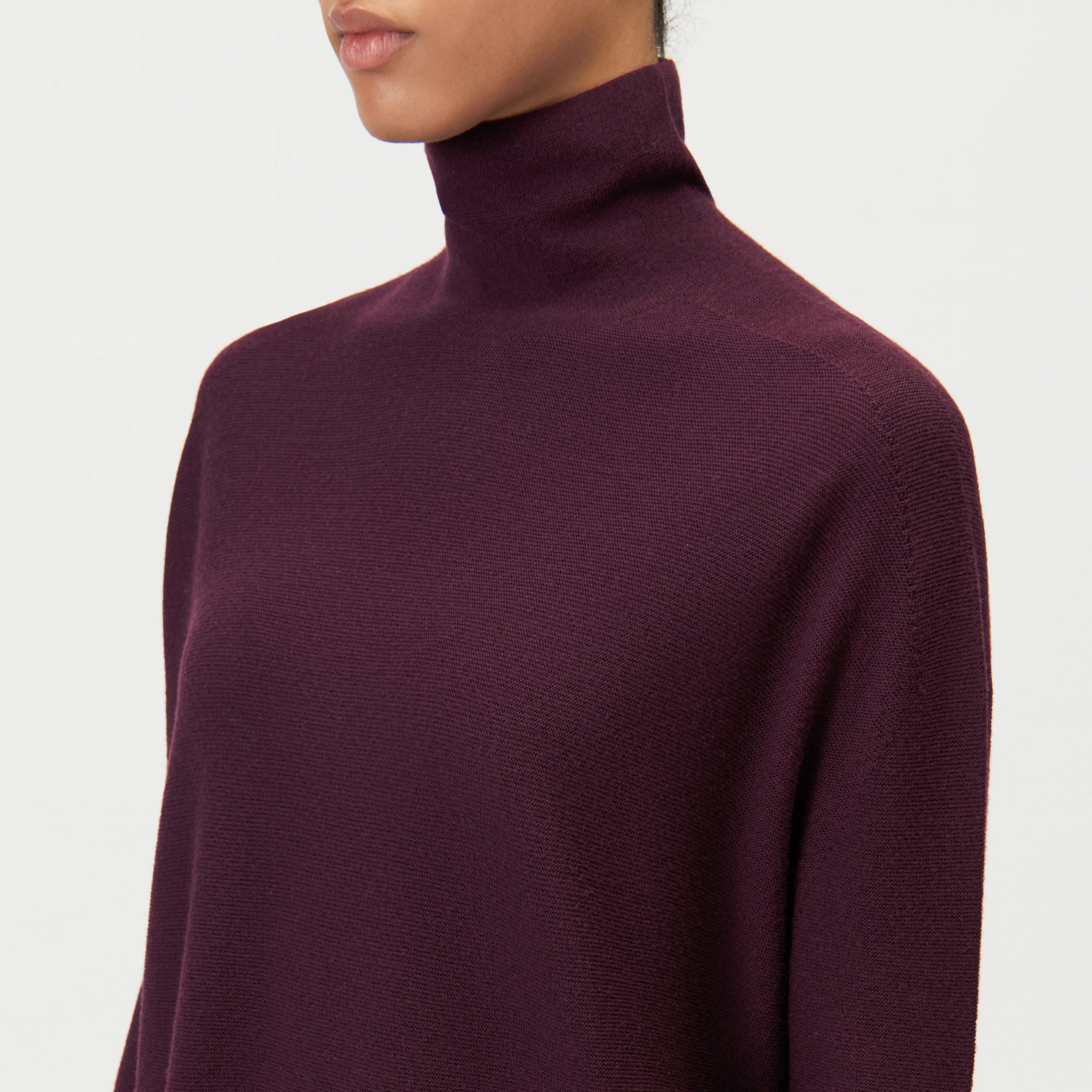 LIORA - Egg-shape turtleneck jumper in 100% merino wool - women - red - Detailansicht am Model