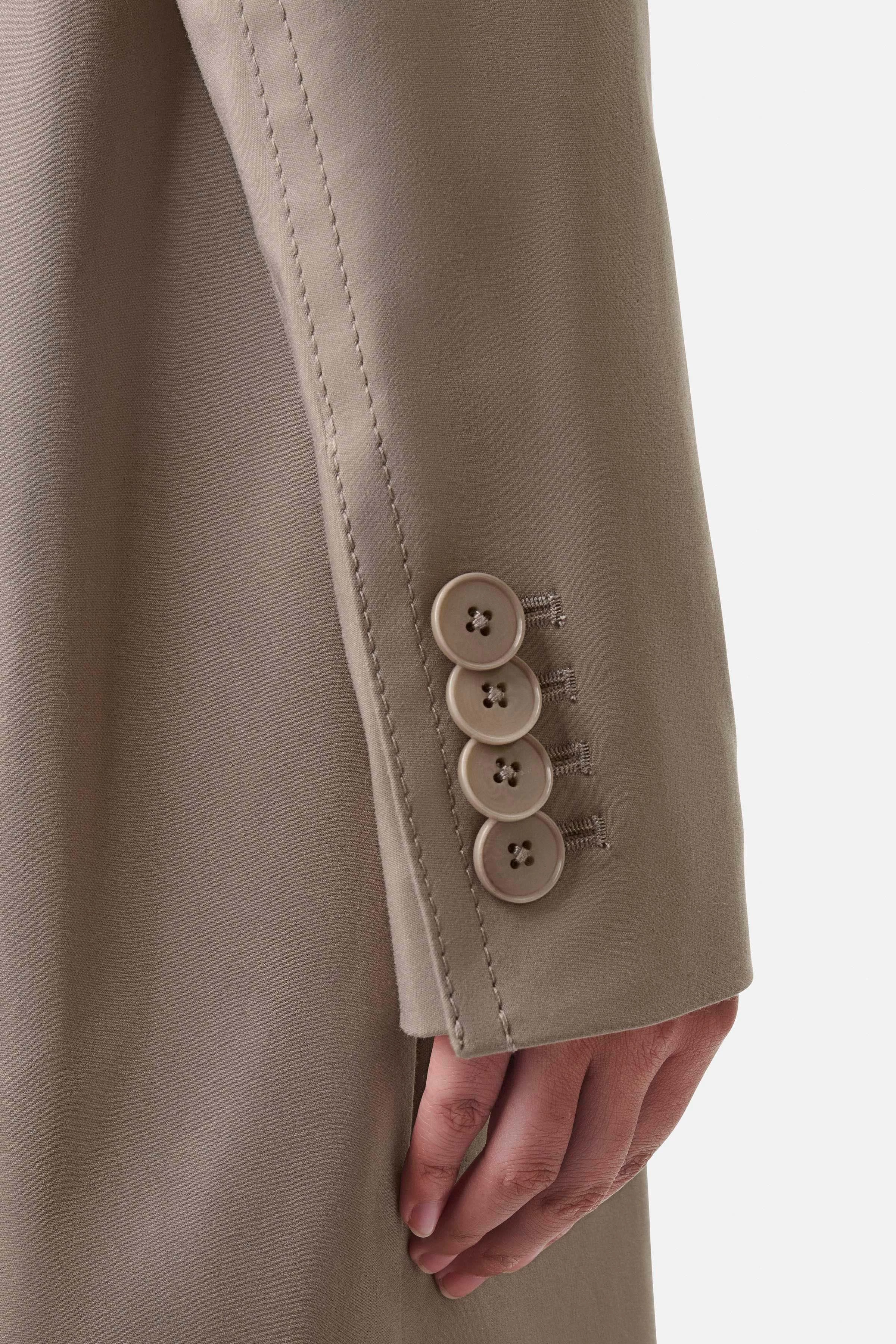 HARLESTON - Uniformmantel in Technostretch-Satin - Damen - beige - Detailansicht am Model