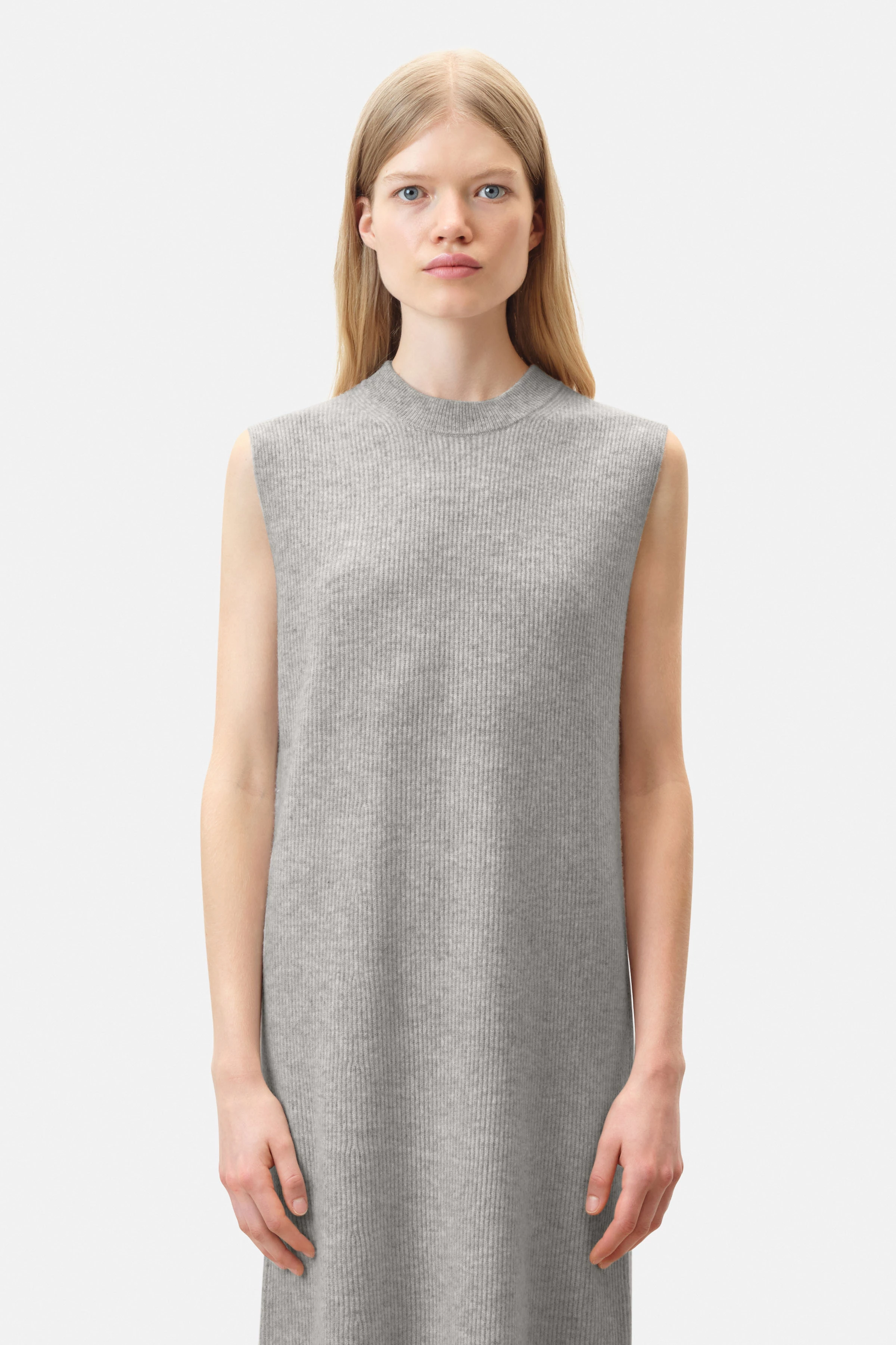 ELYRA - Ärmelloses Strickkleid mit Rundhals in Schurwolle - Damen - grau - Frontansicht