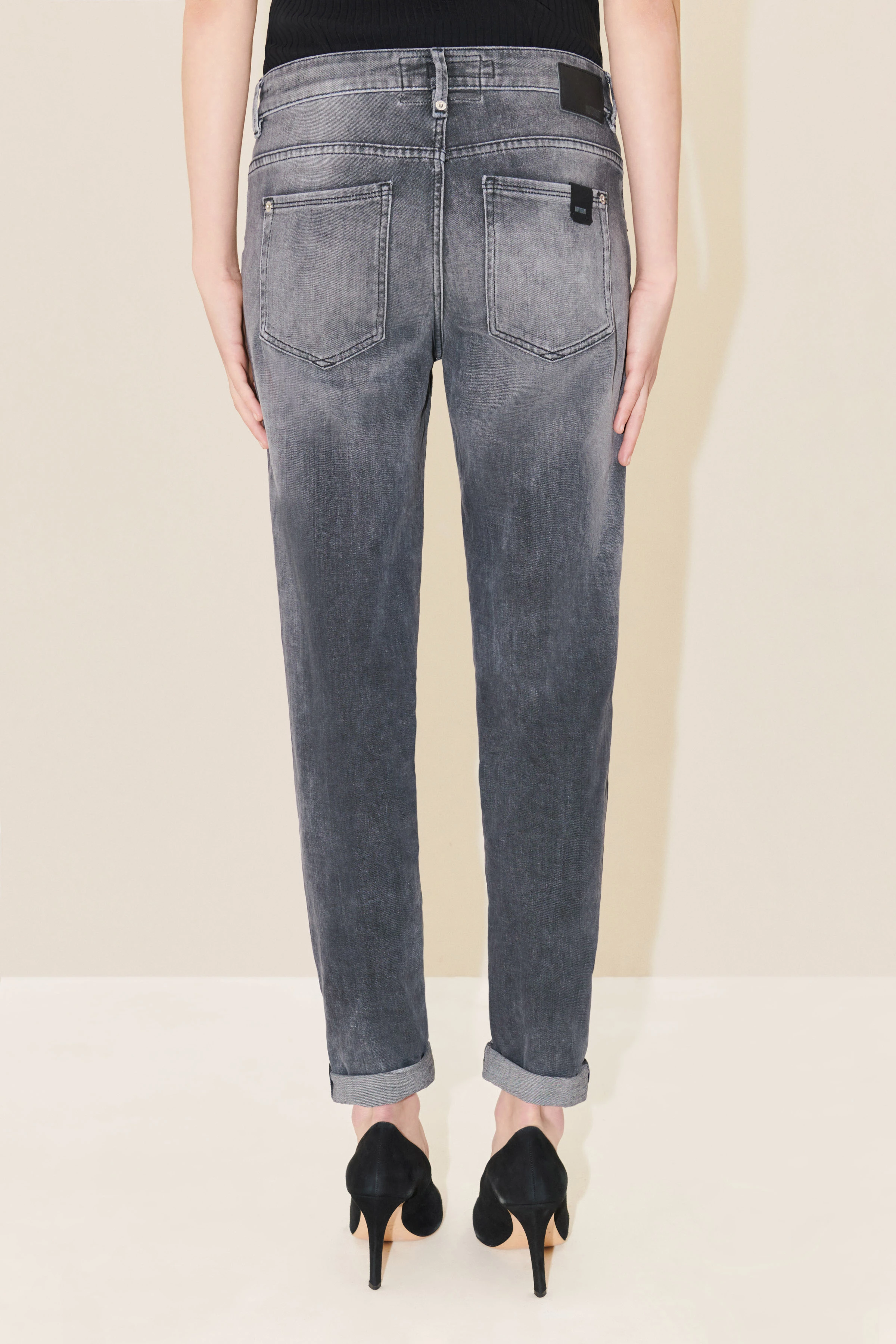 LIKE - Girlfriend Jeans mit Krempelsaum aus soft-touch Denim mit Used-Effekten - Damen - grau - Rückansicht