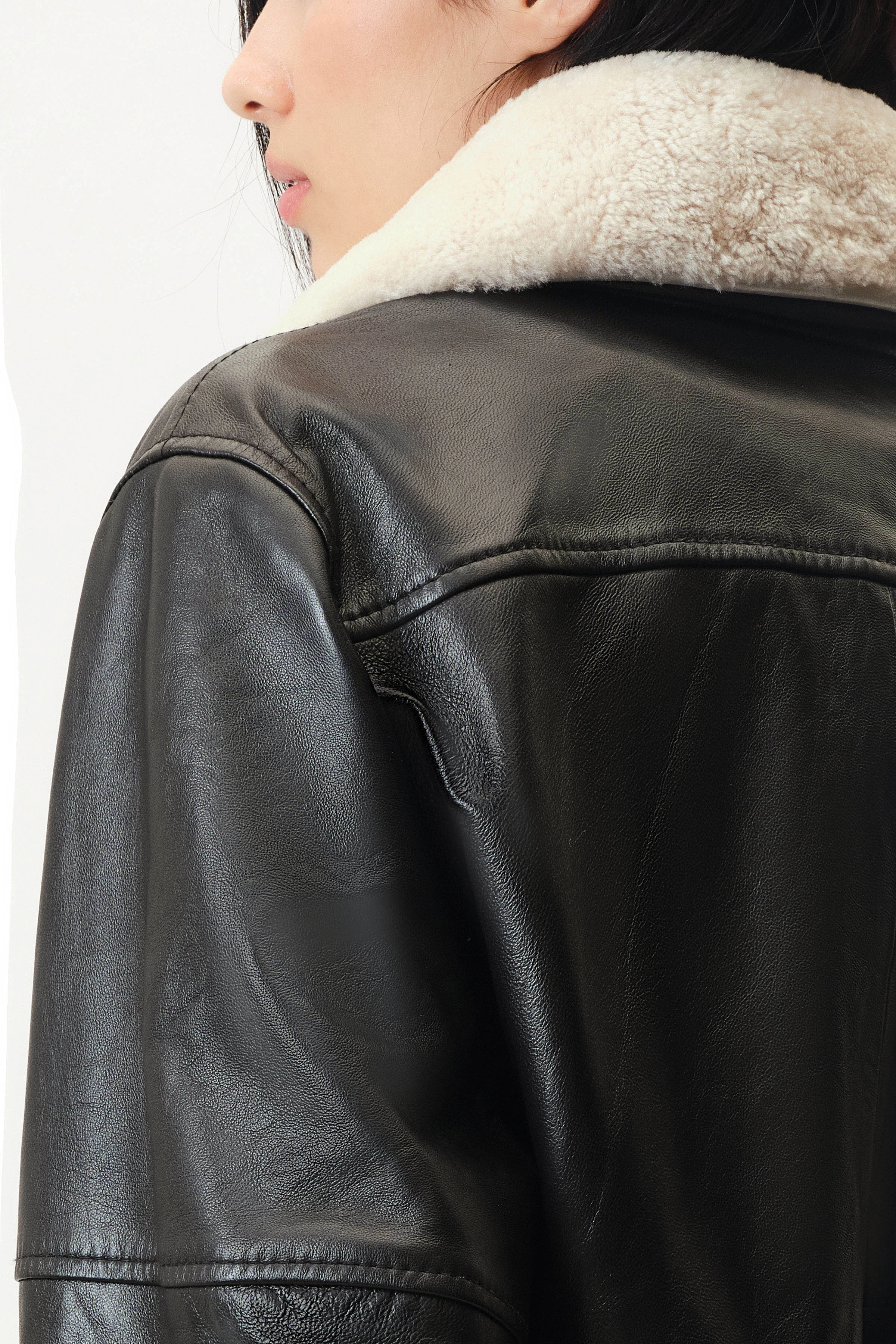 FOXLEY - Kurze Pilotenjacke in Nappaleder mit glänzender Oberfläche - Damen - schwarz - Detailansicht am Model