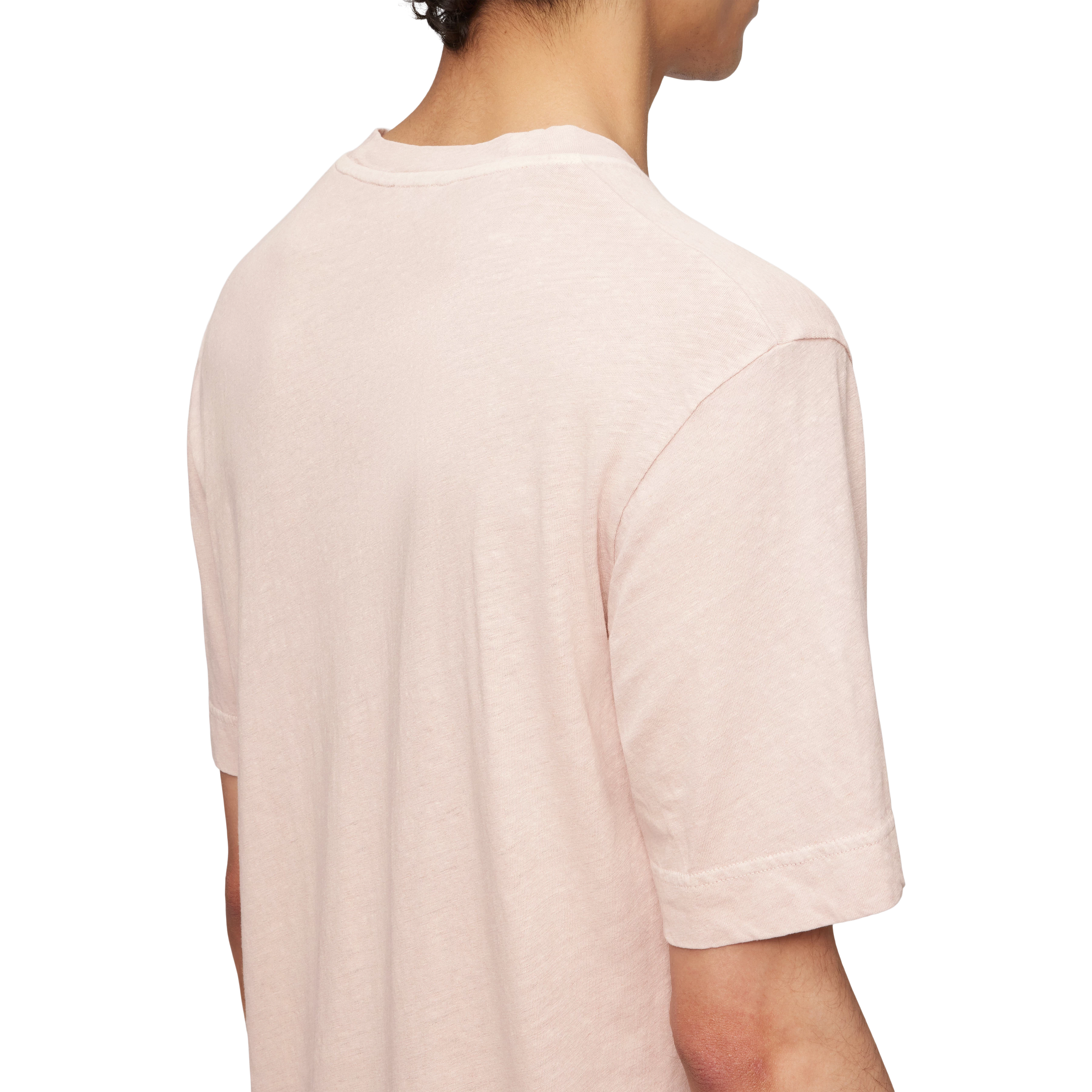 RAPHAEL - T-shirt in linen mix - men - pink - Detailansicht am Model