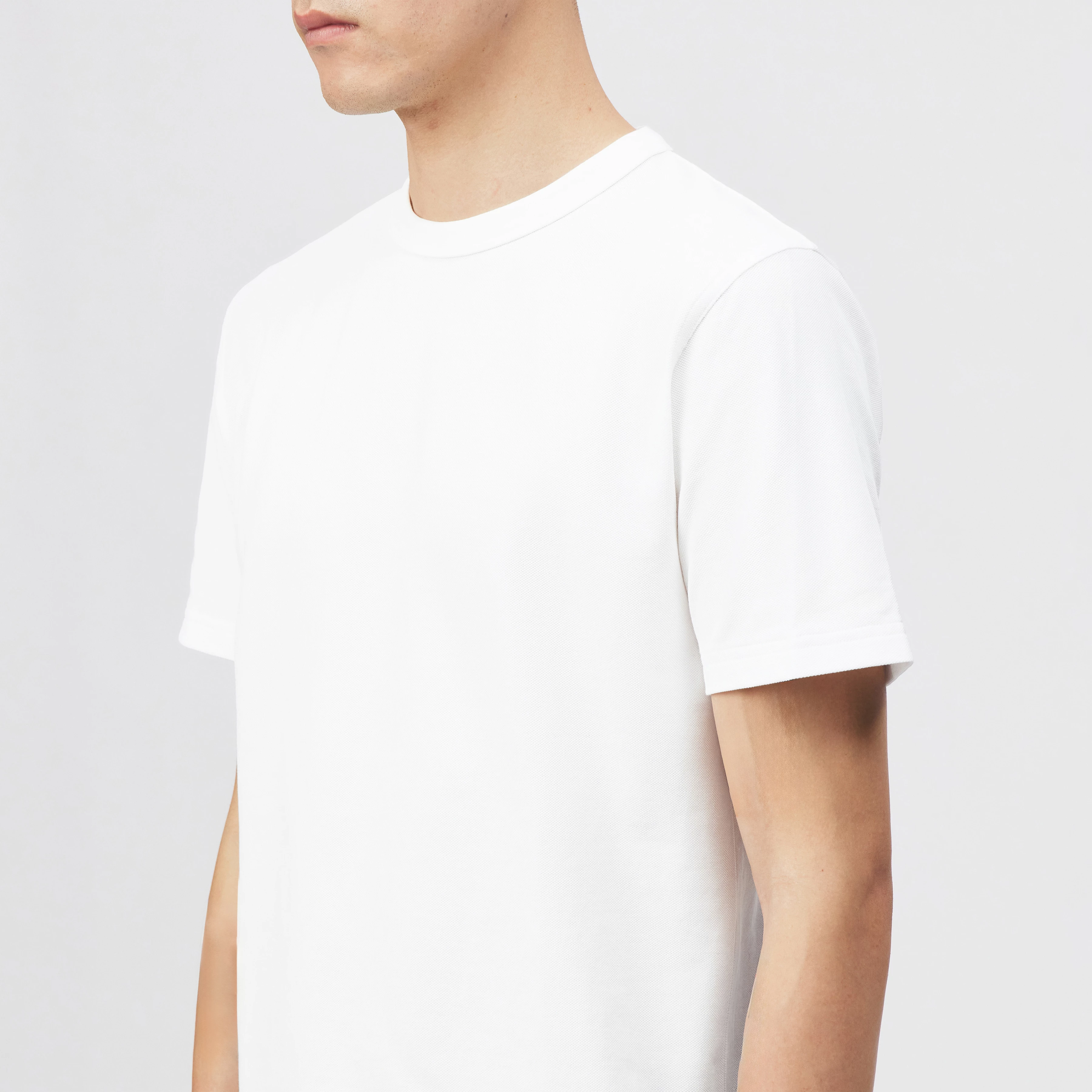 JULIENO - Slim Fit T-shirt in lightweight cotton jersey - men - white - Detailansicht am Model