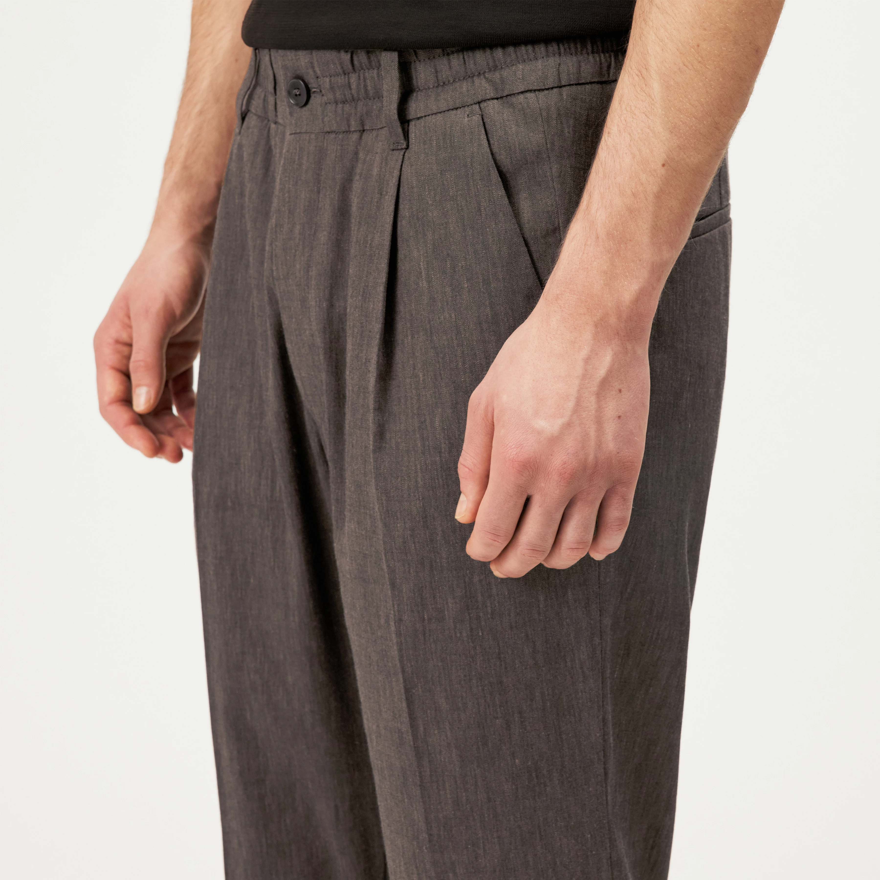 CHASY - Casual bukser med læg i hørmix - men - brun - Detailansicht am Model