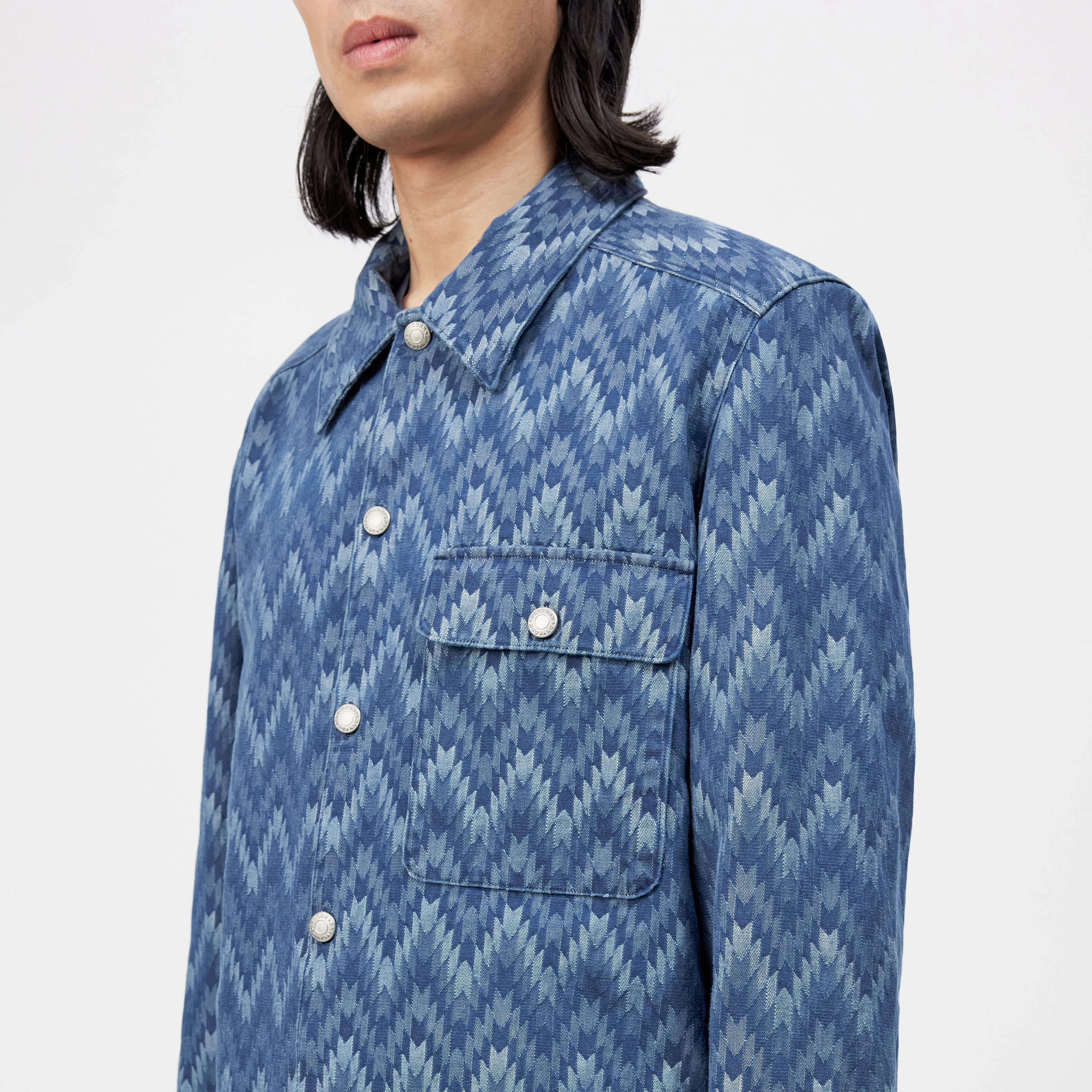 LIJAS - Overshirt mit Brusttasche in Denim - Herren - blau - Detailansicht am Model