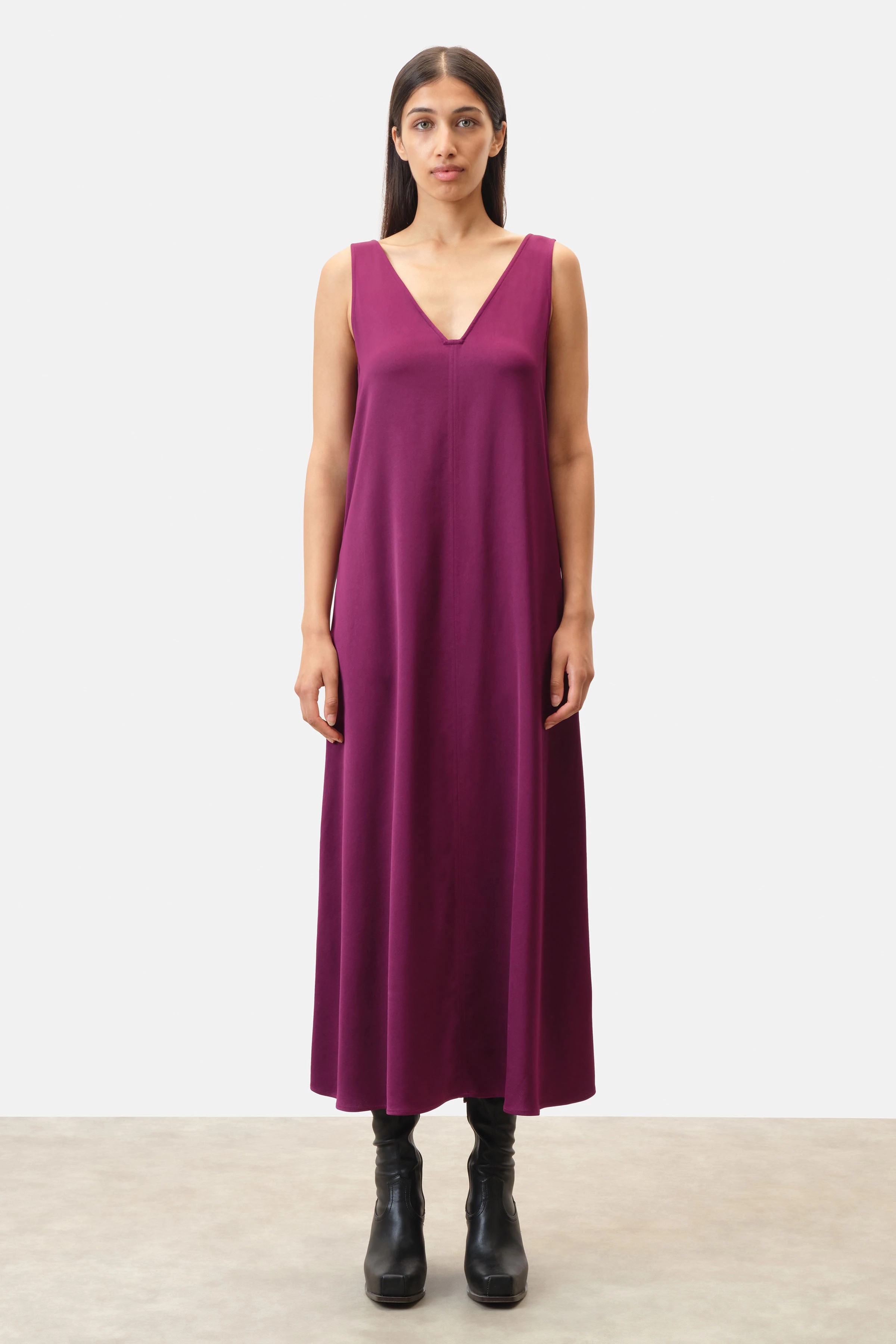 MAEVA - a-line dress with square neckline in satin - women - purple - Ganzkörper-Frontansicht