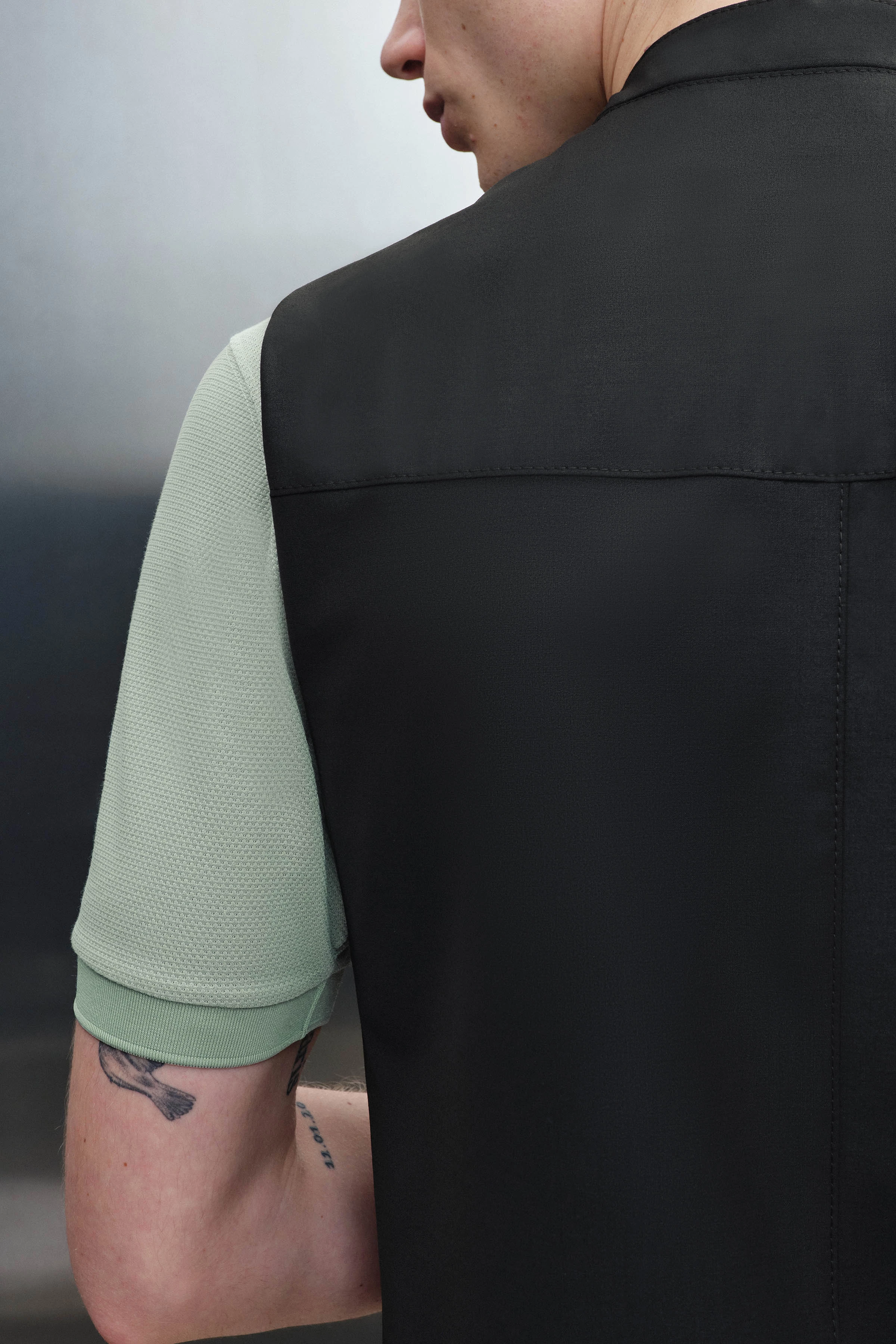 VESONA - Weste mit recyceltem Polyester - Herren - schwarz - Detailansicht am Model