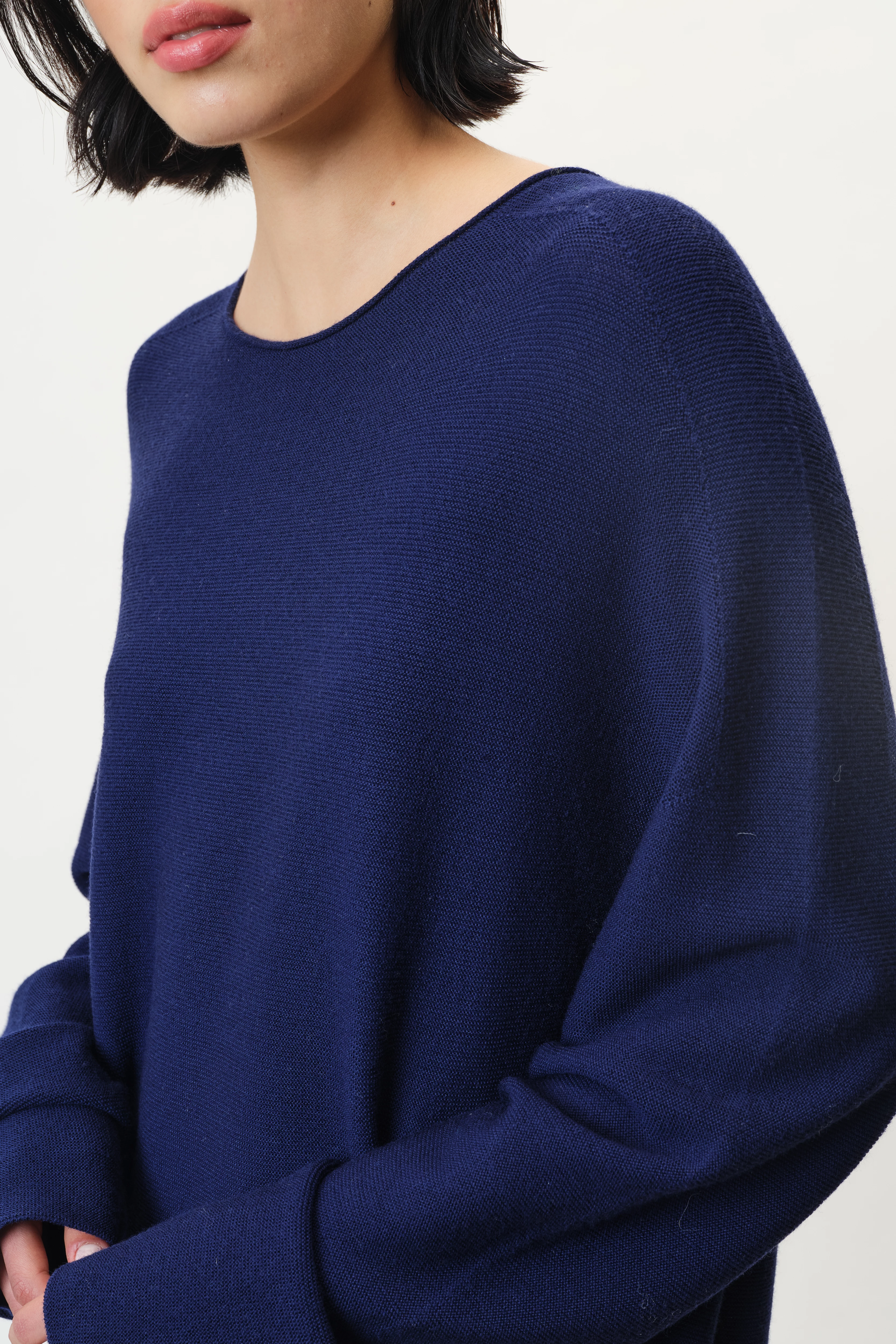 KADYRA - Minikleid mit Langarm in Merinowolle - Damen - blau - Detailansicht am Model