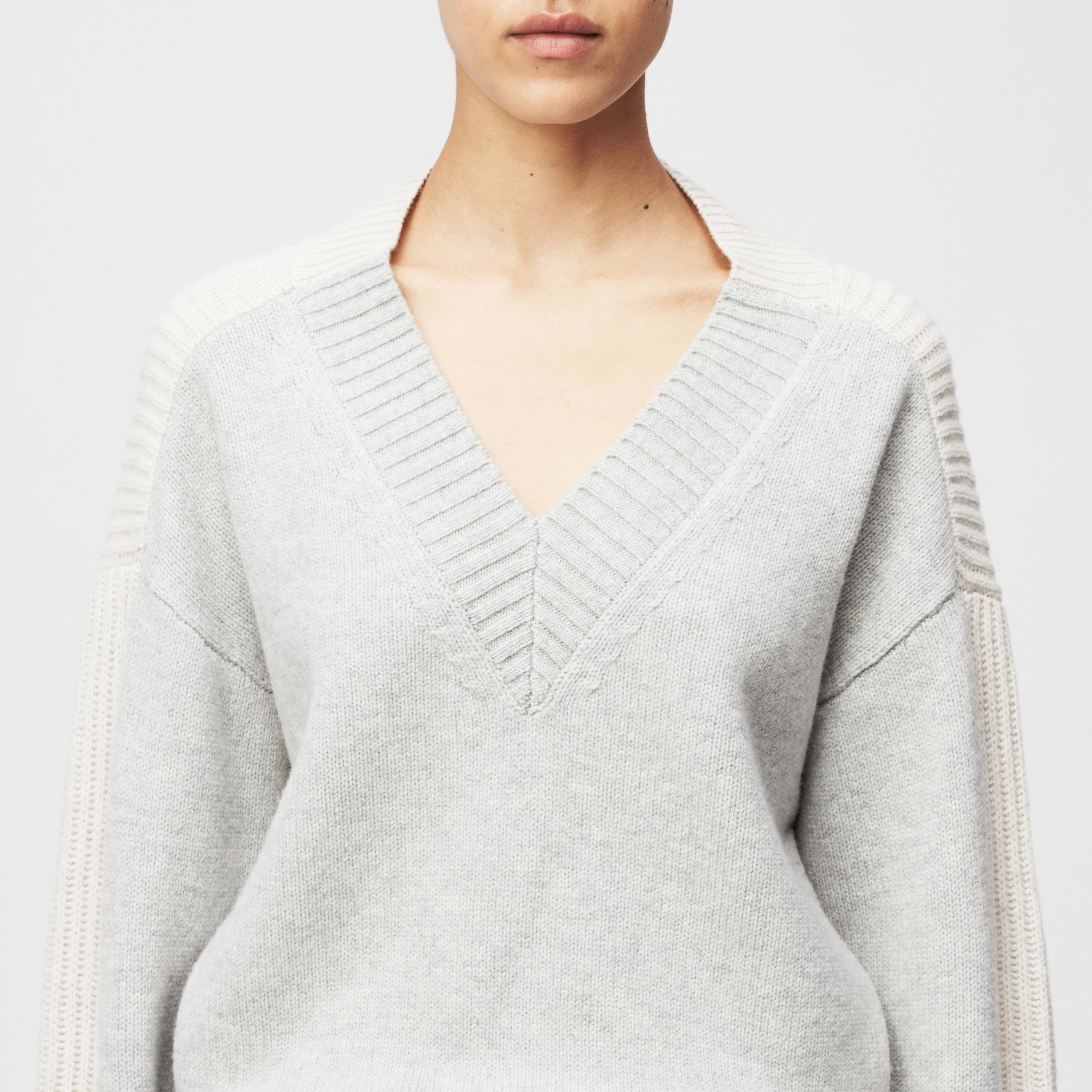 PASELIA - Oversized Pullover in Schurwolle - Damen - grau - Detailansicht am Model