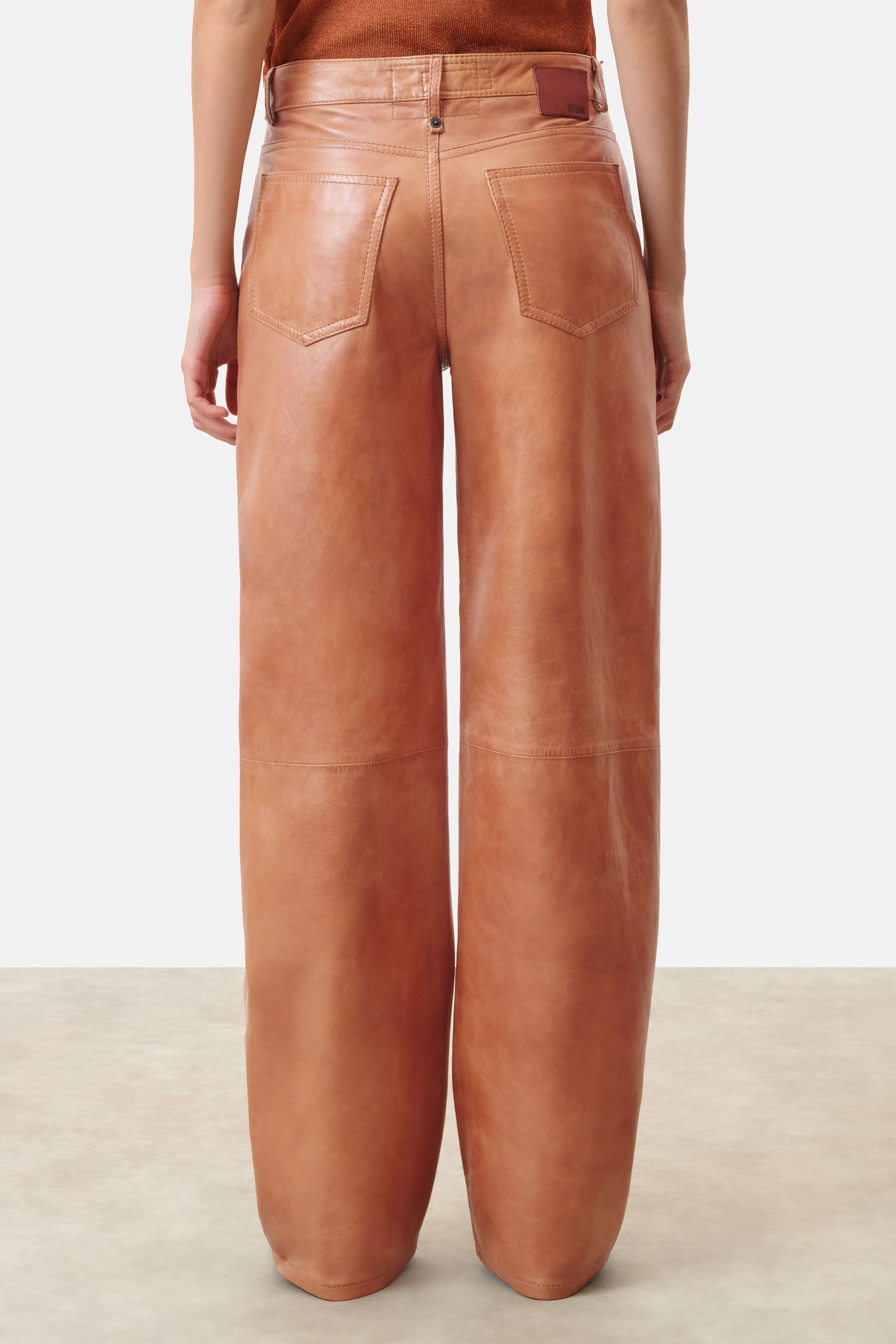 MEDLEY - Mid-Waist Jeans mit weitem Bein in Nappaleder mit Vintage-Effekten - Damen - braun - Rückansicht