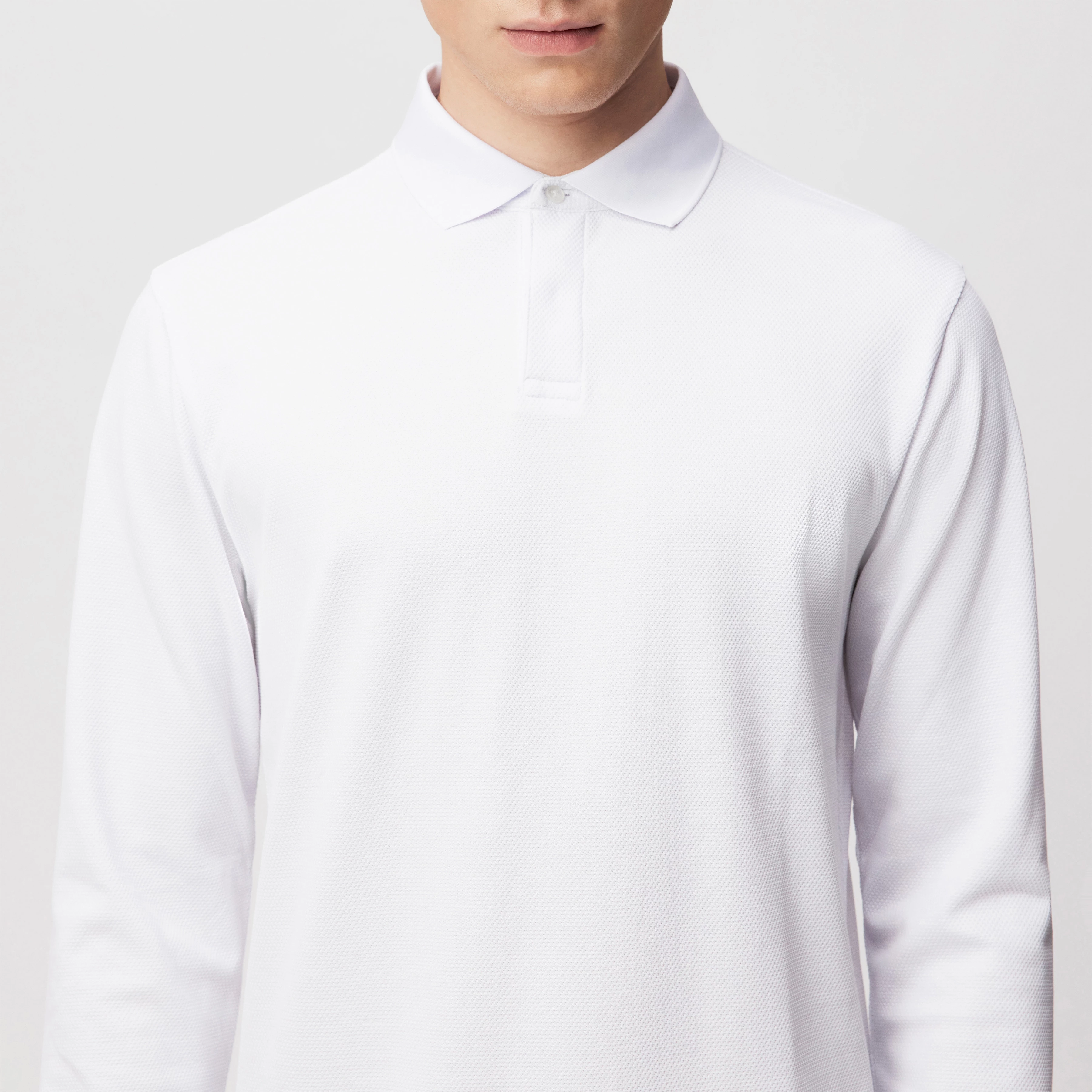 LEVINIO - Polo shirt in piqué texture - men - white - Detailansicht am Model