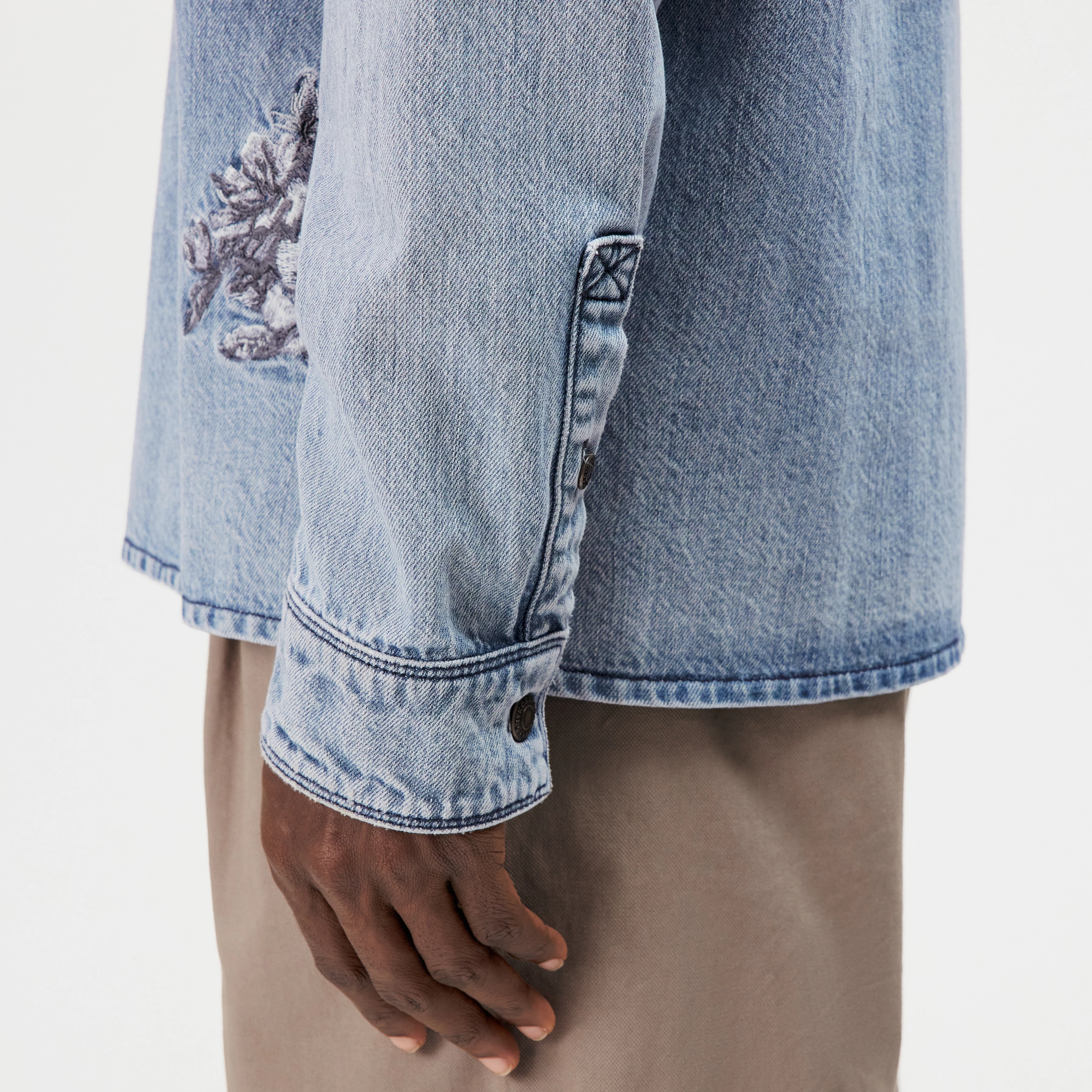 DIEGGO_1 - Denim overshirt with floral embroidery - men - blue - Detailansicht am Model