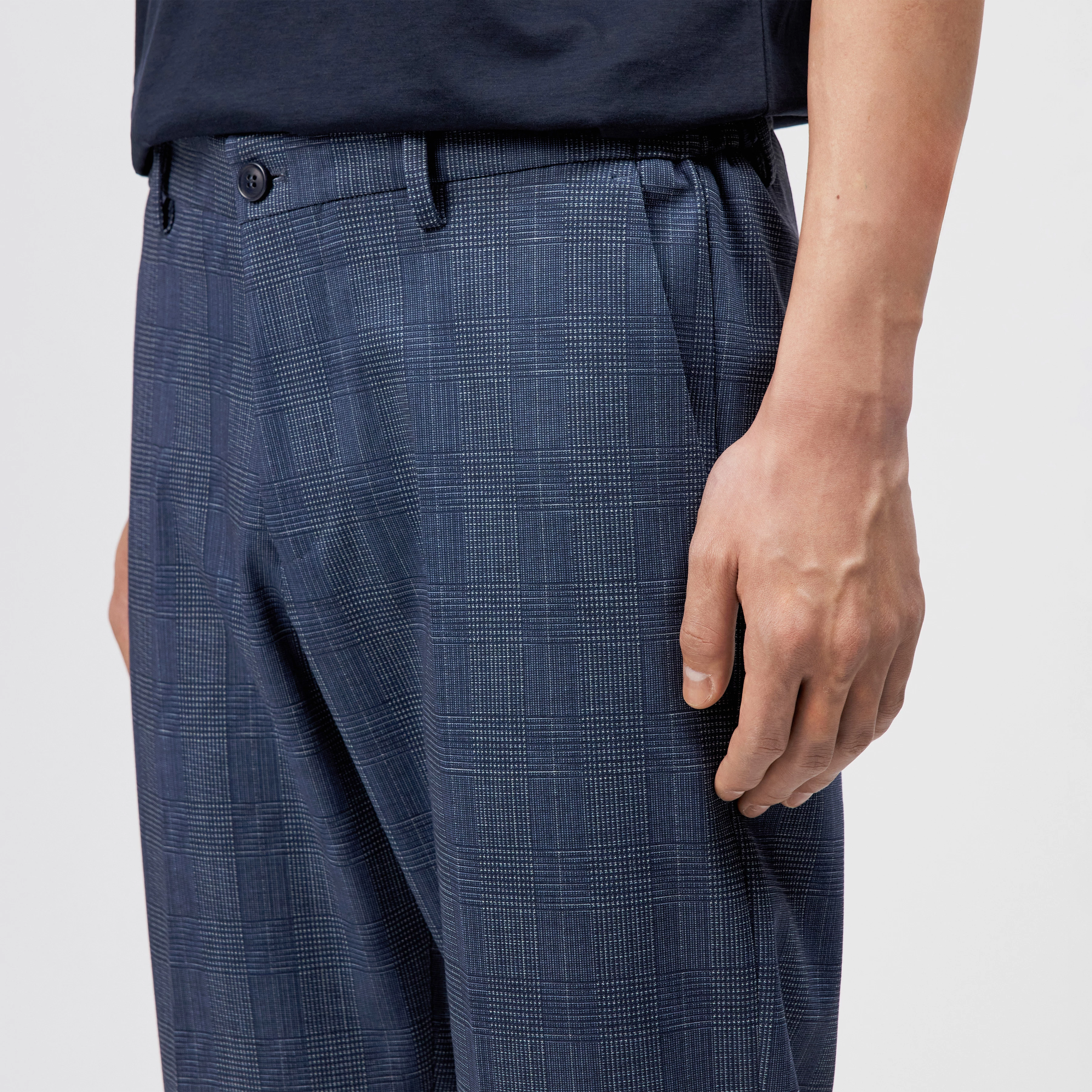 AJEND_RGLR - Op maat gemaakte geruite jersey broek - heren - blauw - Detailansicht am Model