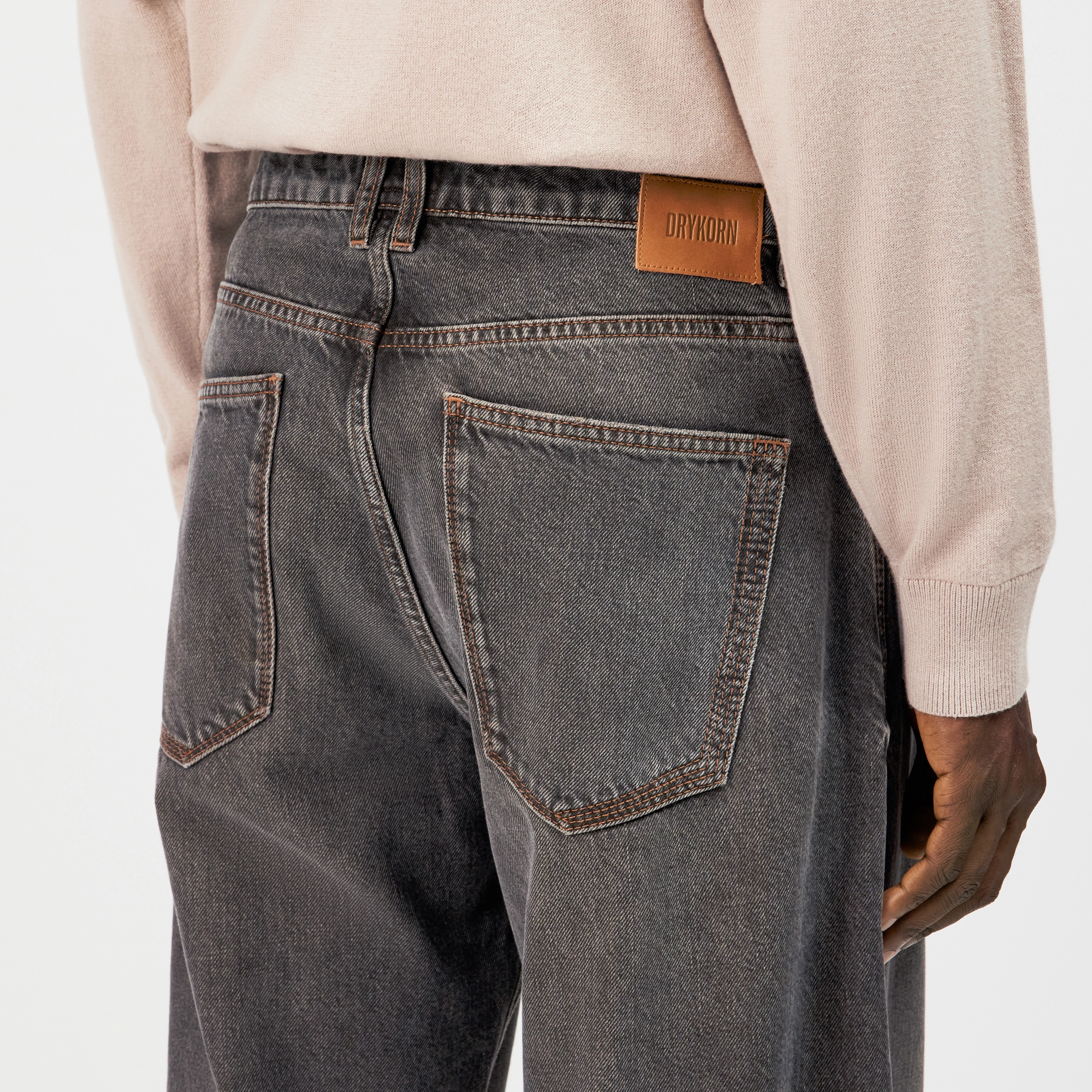 RAWDY_A - Pure cotton tapered jeans - men - beige - Detailansicht am Model