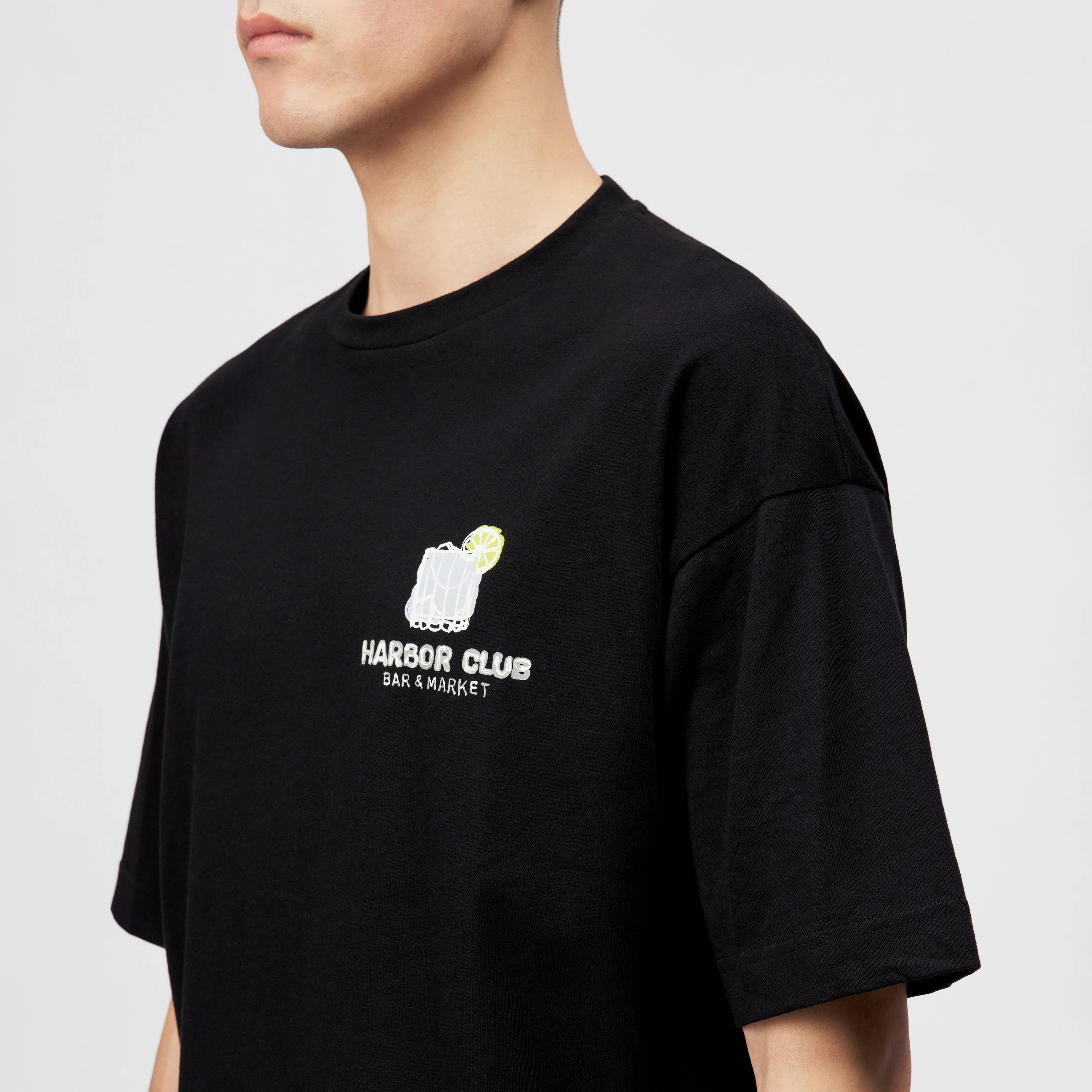 KAYRO_HC - Relaxed Fit T-Shirt in reiner Baumwolle mit Print - Herren - schwarz - Detailansicht am Model