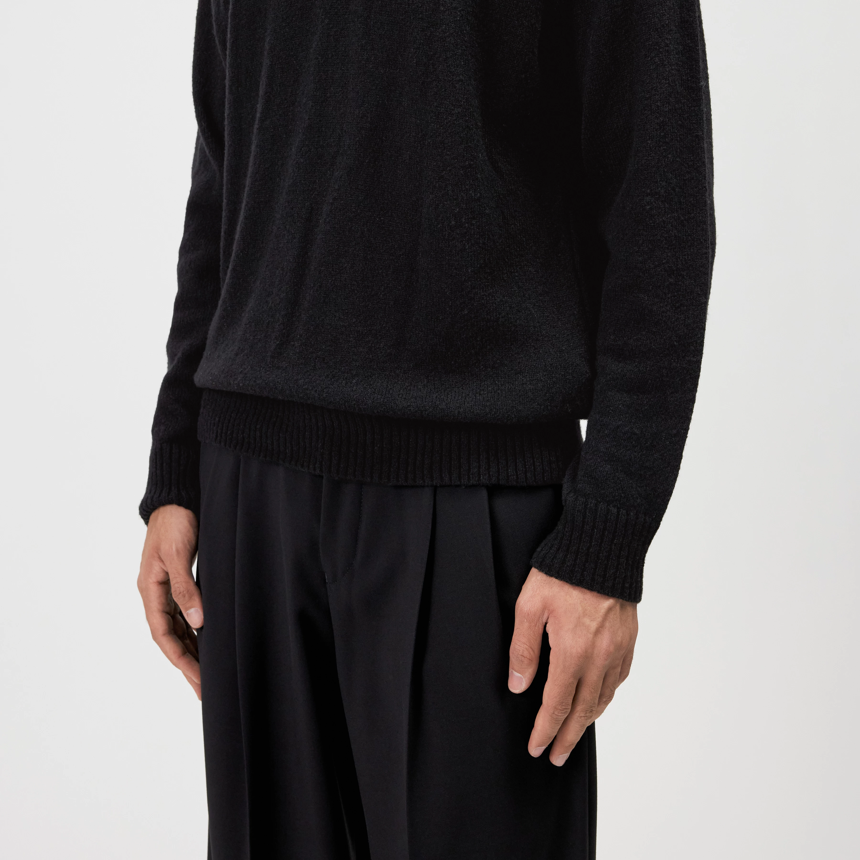 NUMIR - V-Neck Knitted Jumper in Wool Blend - men - black - Detailansicht am Model