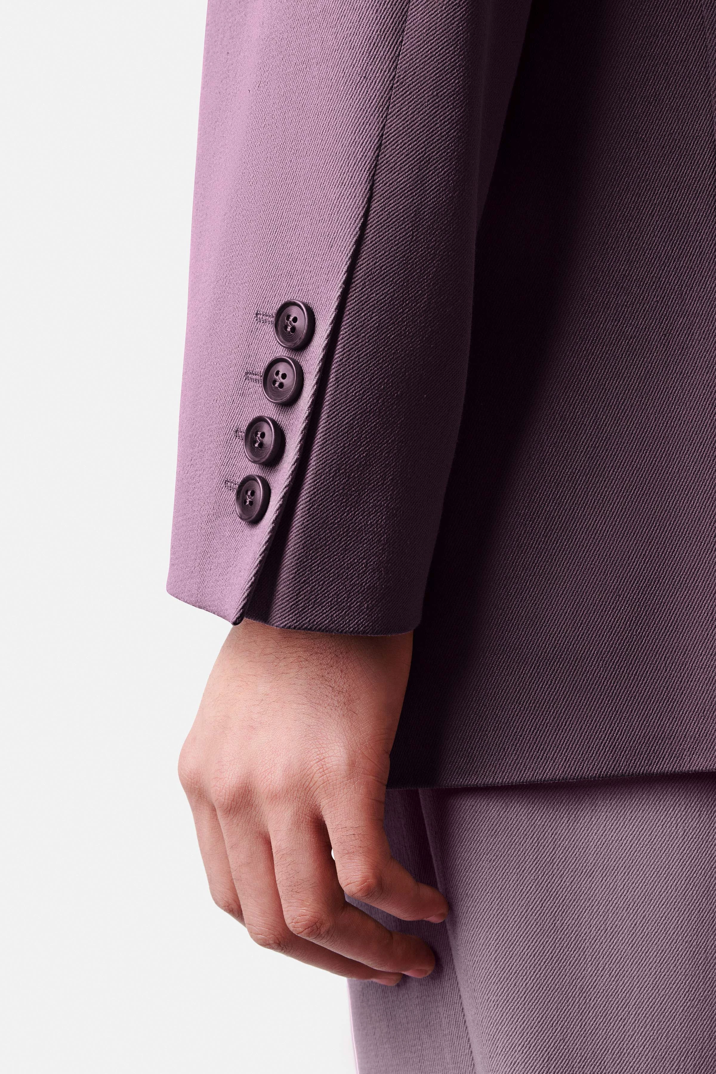 LOGEN - double-breasted jacket with pointed collar in cotton blend - men - purple - Detailansicht am Model