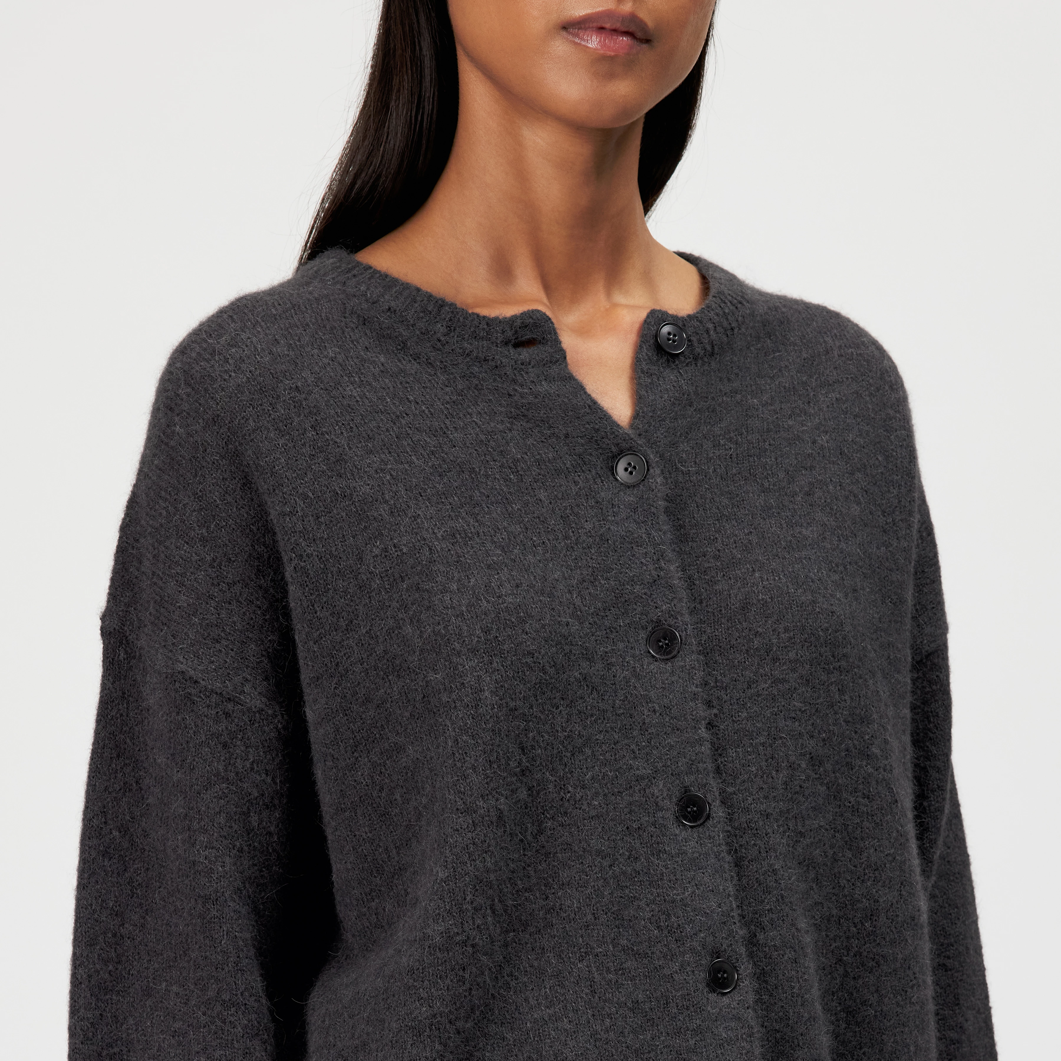 MARWENI - Oversized alpaca-blend cardigan - women - grey - Detailansicht am Model