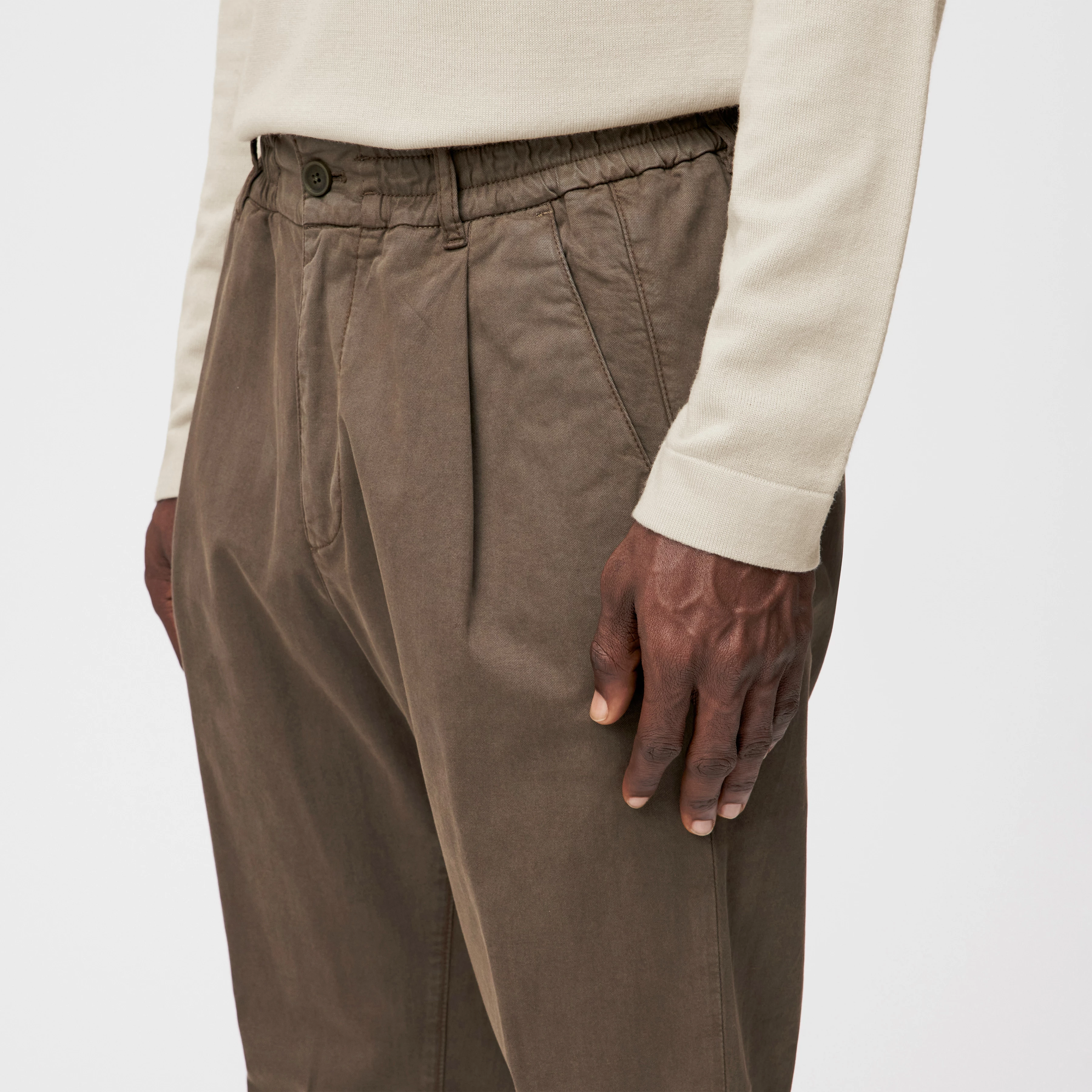 CHASY_RGLR - Casual Hose mit Bundfalte in softer Baumwolle - Herren - grün - Detailansicht am Model