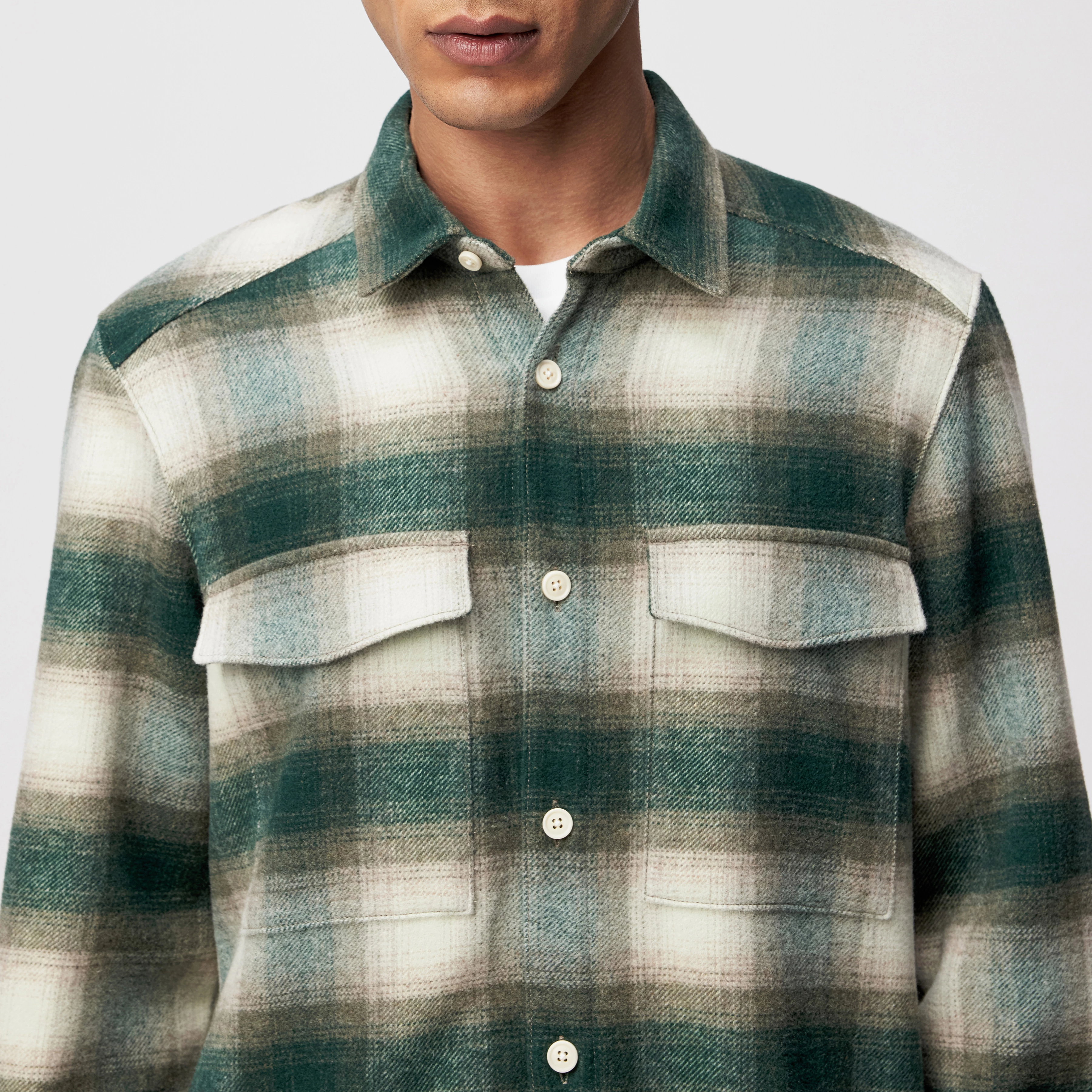 GUNRAY - Relaxed Fit Overshirt in Flanell mit Karo - Herren - grün - Detailansicht am Model