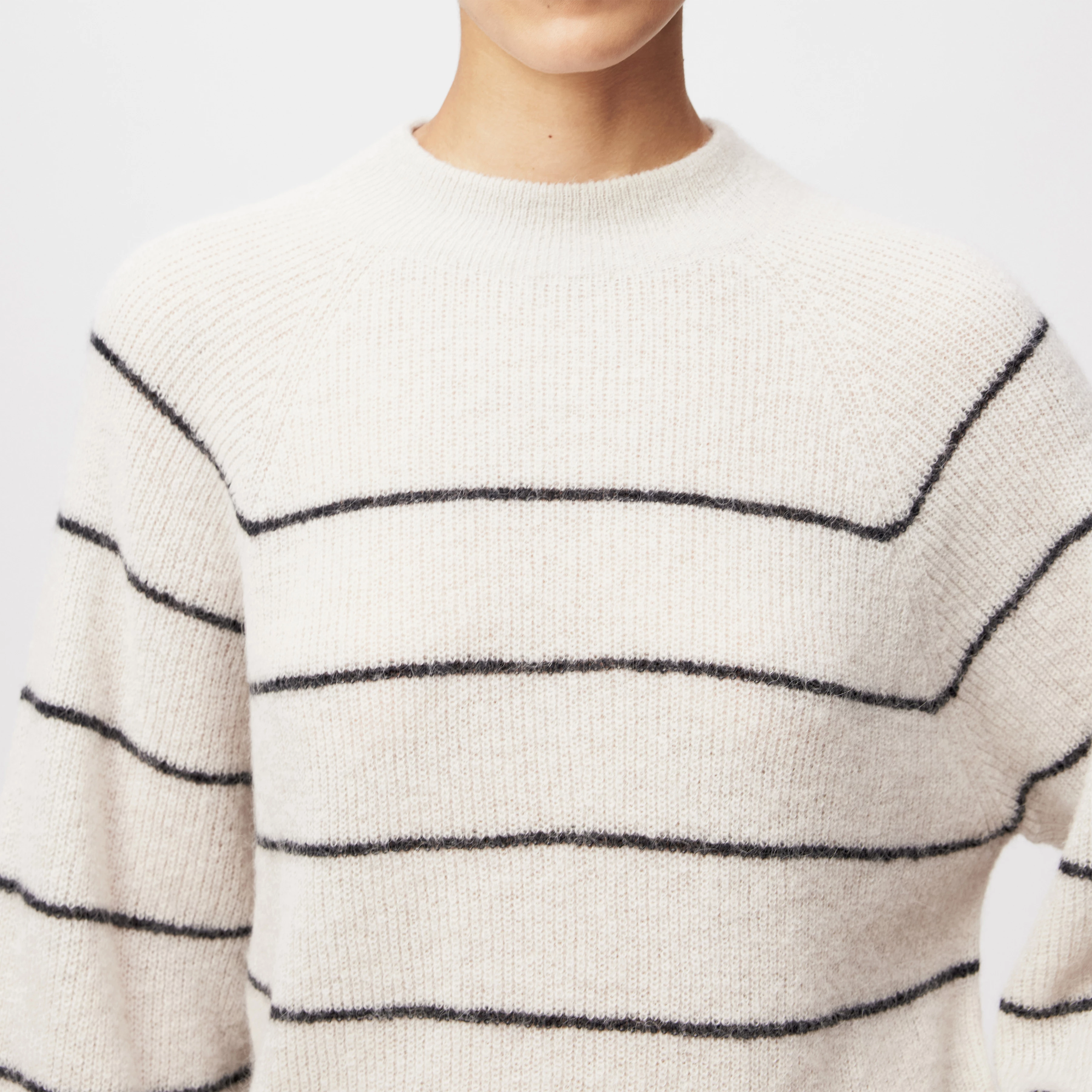 LARELYA - Sweater with balloon sleeves in luxurious Suri alpaca blend - women - beige - Detailansicht am Model