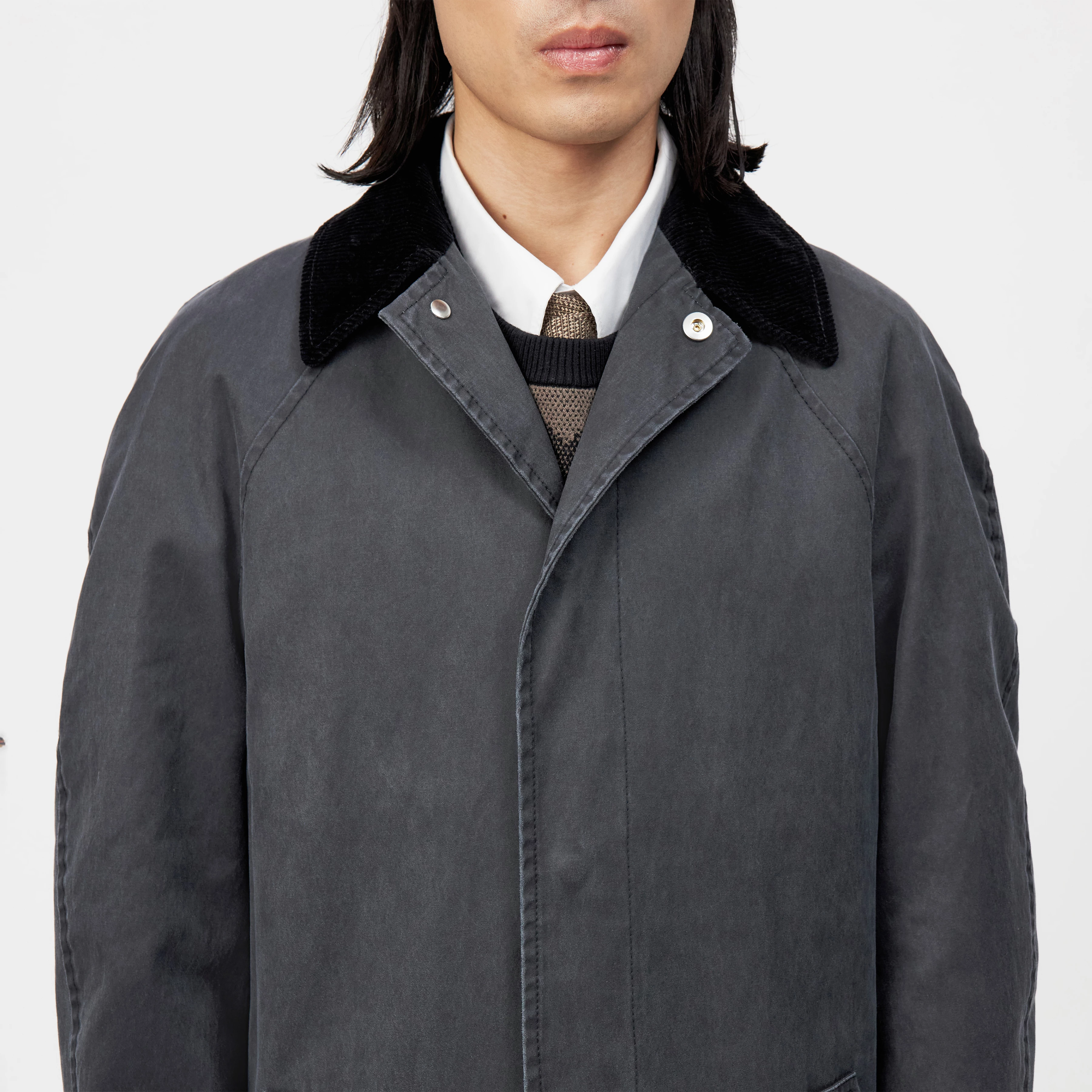 COSMANO_2 - Mantel mit Raglanärmeln in gewachstem Baumwoll-Mix - Herren - schwarz - Detailansicht am Model