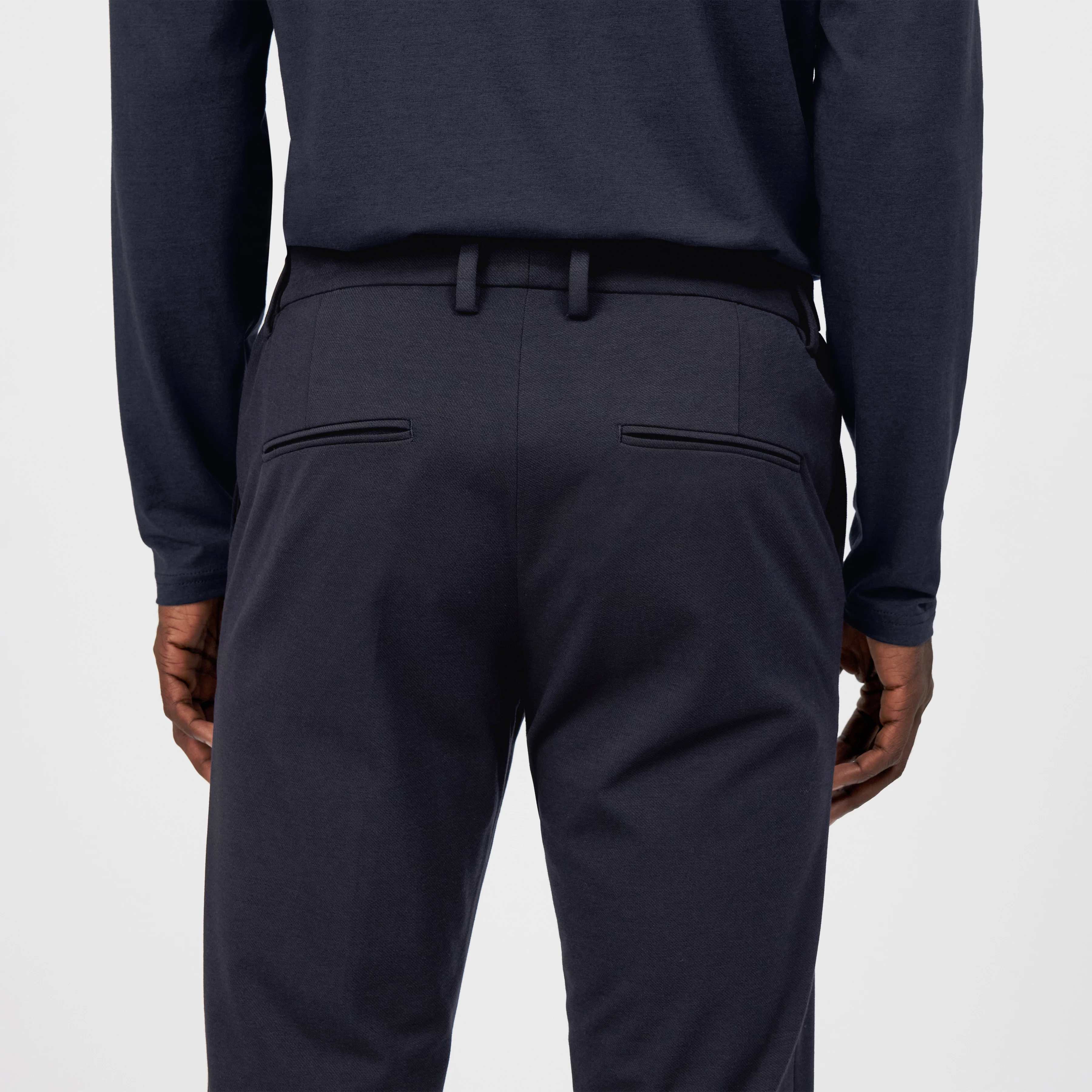 AJEND_SK - Ready-made slim-fit trousers in nylon jersey - men - blue - Detailansicht am Model