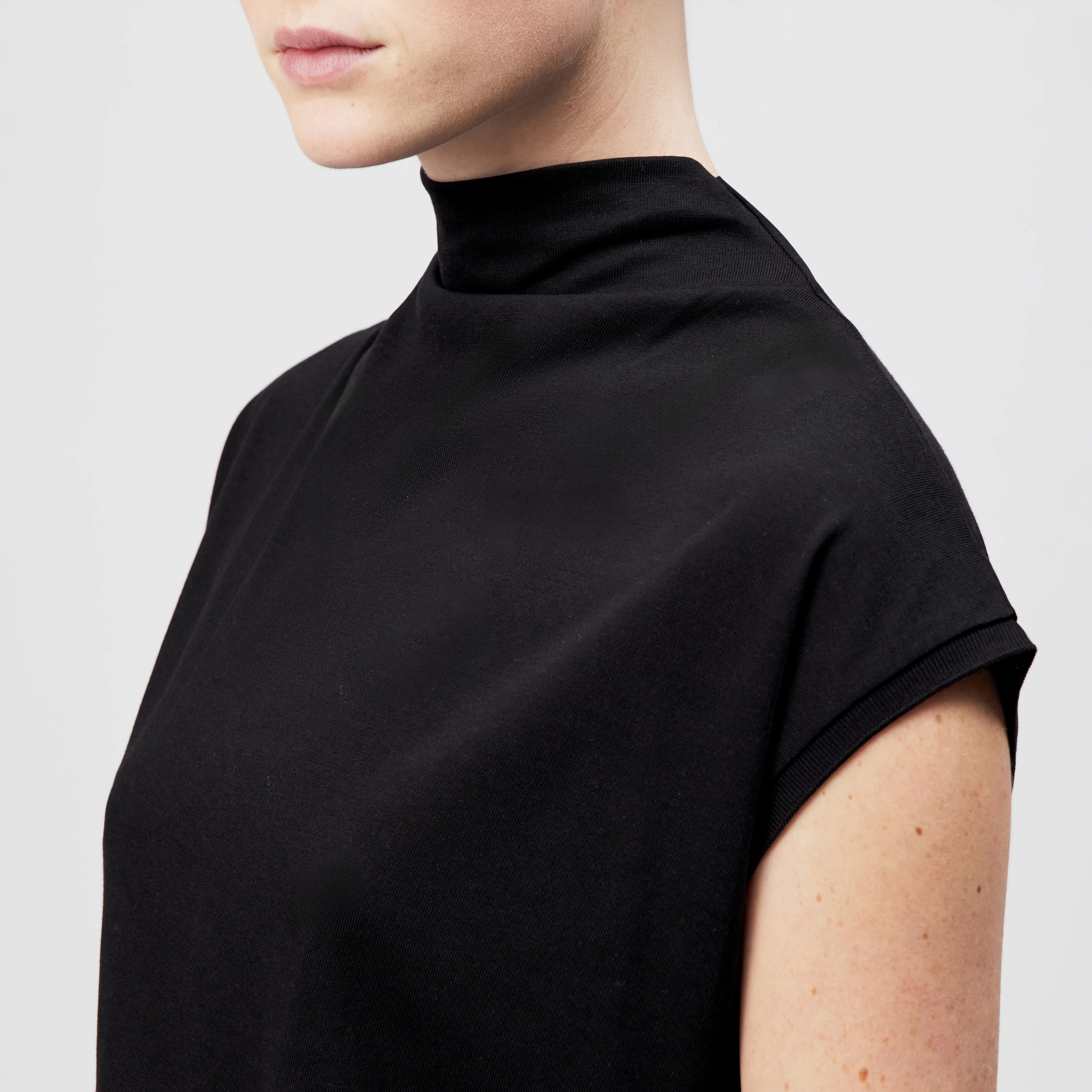 SOLEMNO - T-shirt with cowl neck in lyocell blend - women - black - Detailansicht am Model