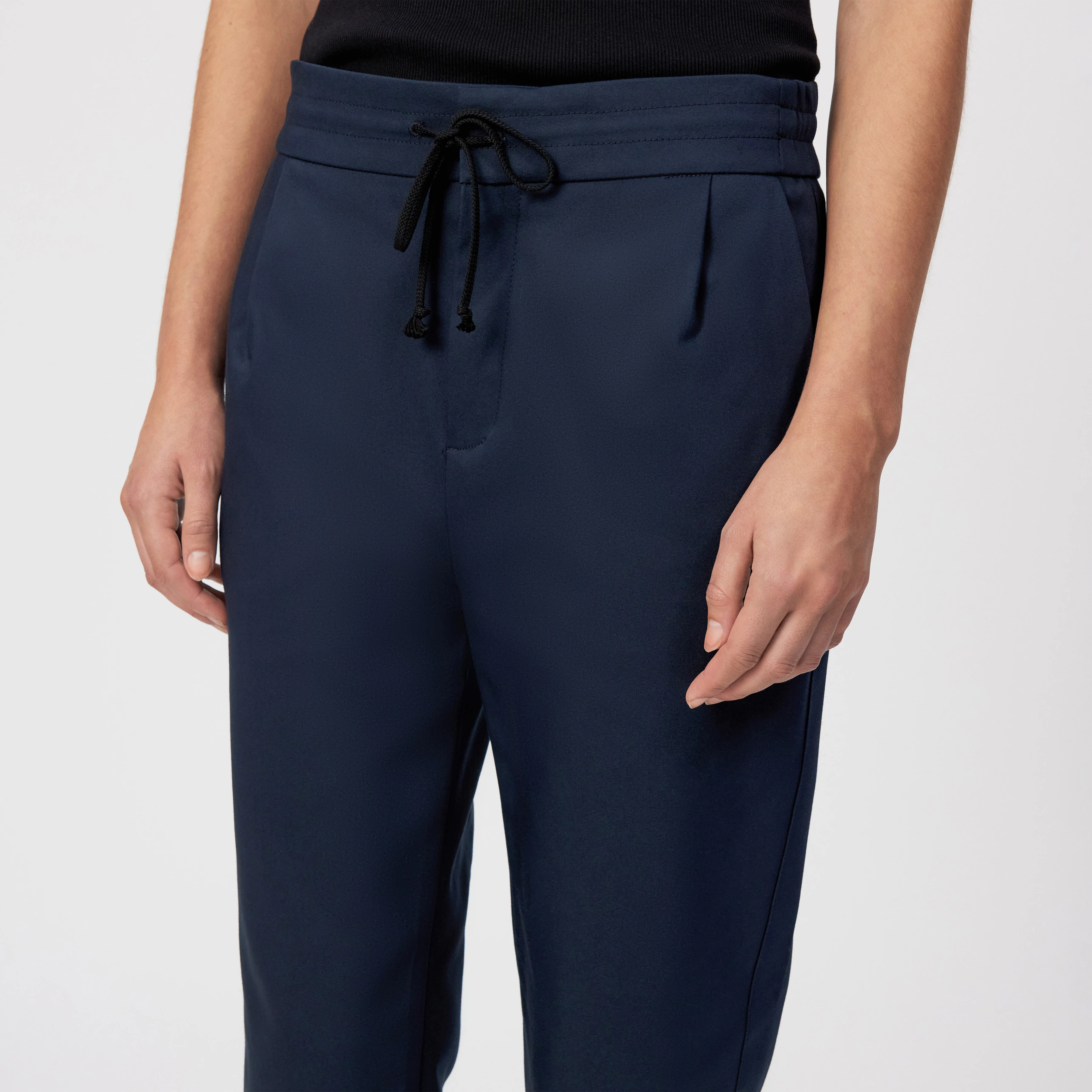 LEVEL - Lässige Bundfaltenhose in Technostretch-Satin - Damen - blau - Detailansicht am Model