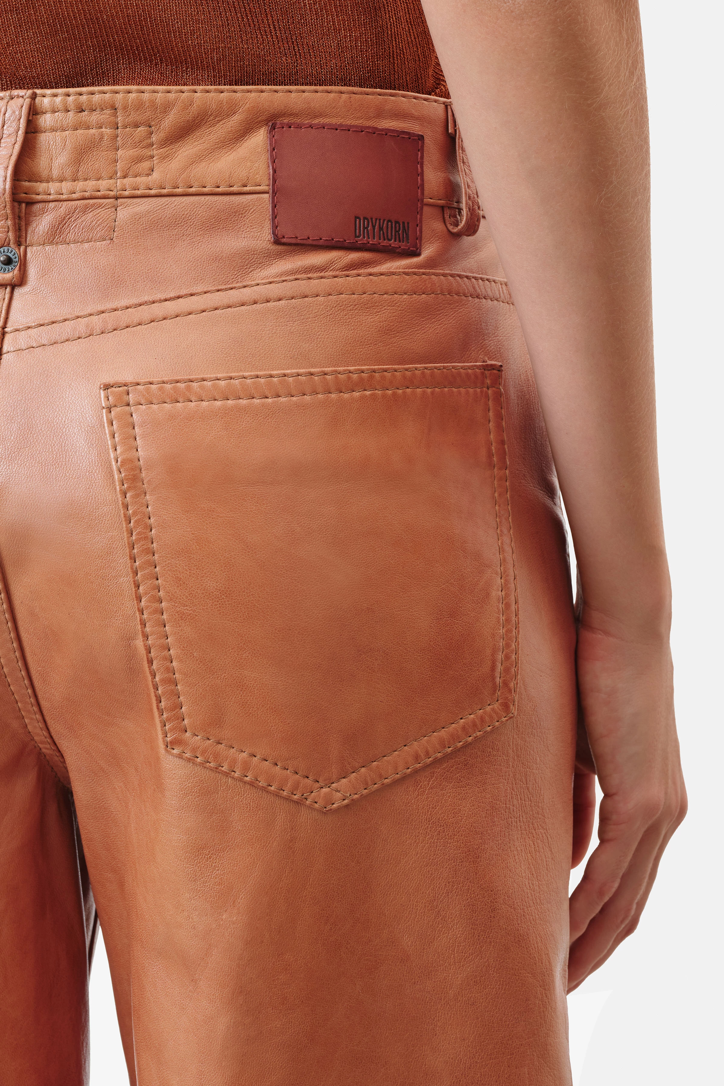 MEDLEY - Mid-Waist Jeans mit weitem Bein in Nappaleder mit Vintage-Effekten - Damen - braun - Seitenansicht