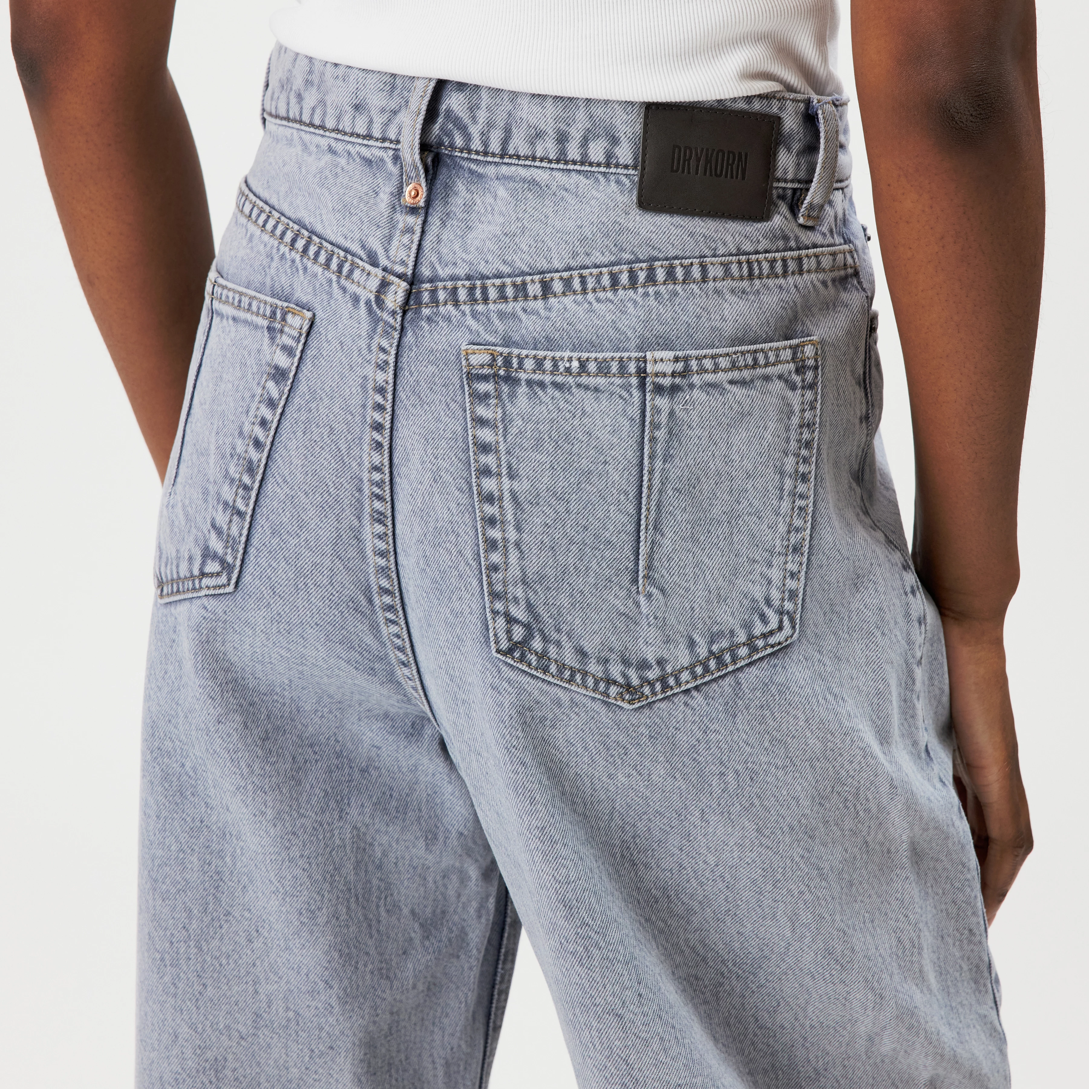 LIABLE - Pantalon coupe décontractée en denim clair - women - bleu - Detailansicht am Model