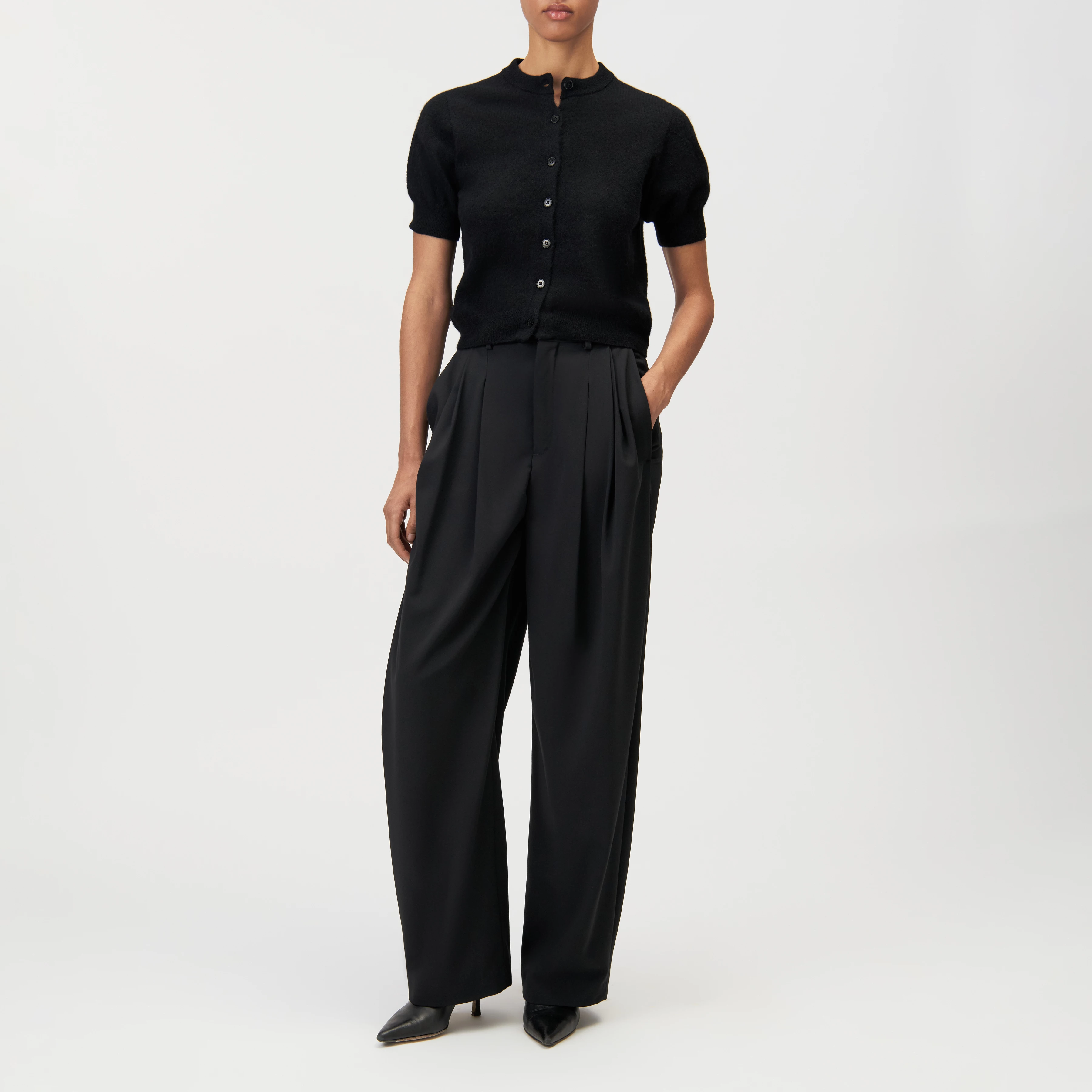 DARYANI - Alpaca-blend cropped cardigan - women - black - Ganzkörper-Frontansicht