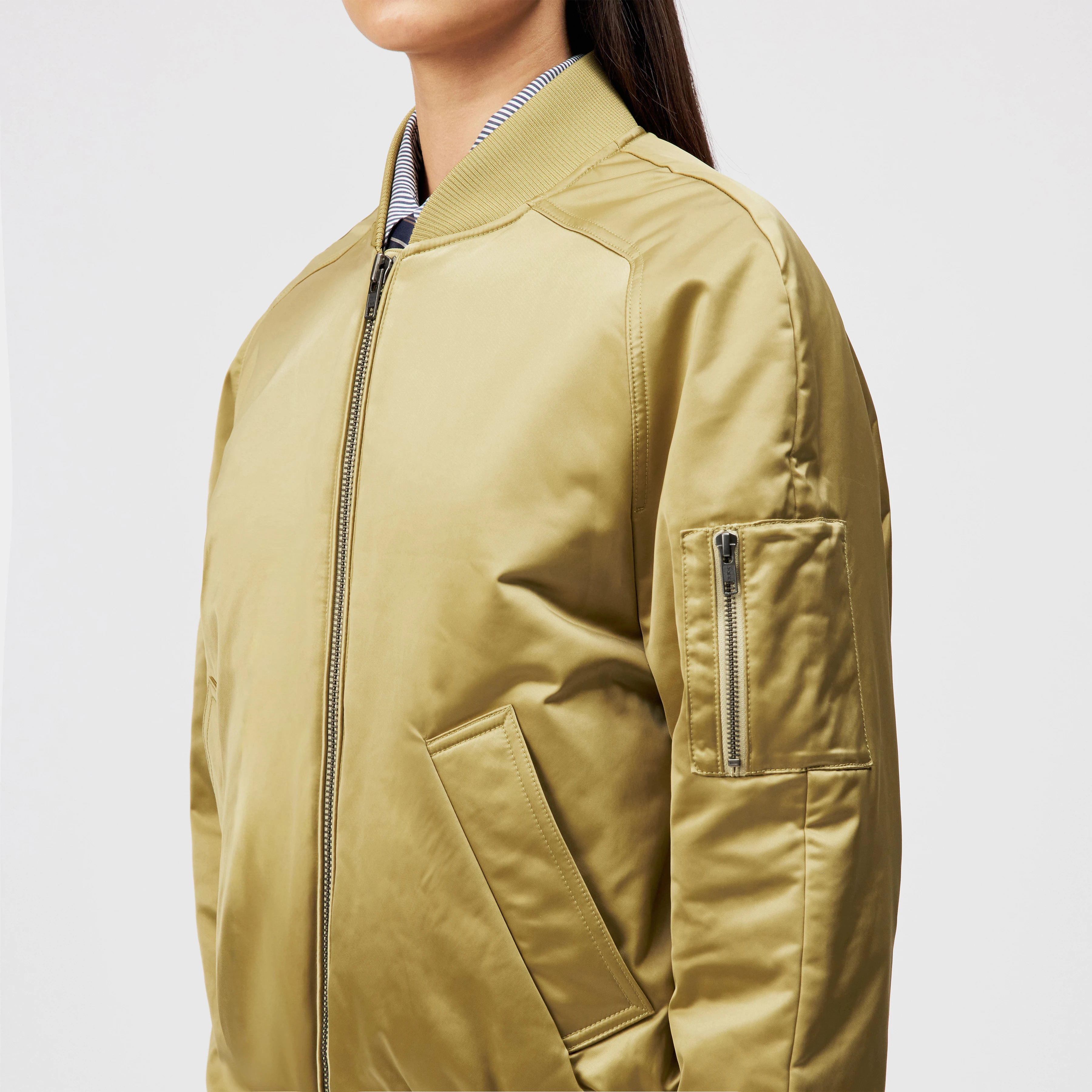 BRAYS - Classic satin-look bomber jacket - women - brown - Detailansicht am Model