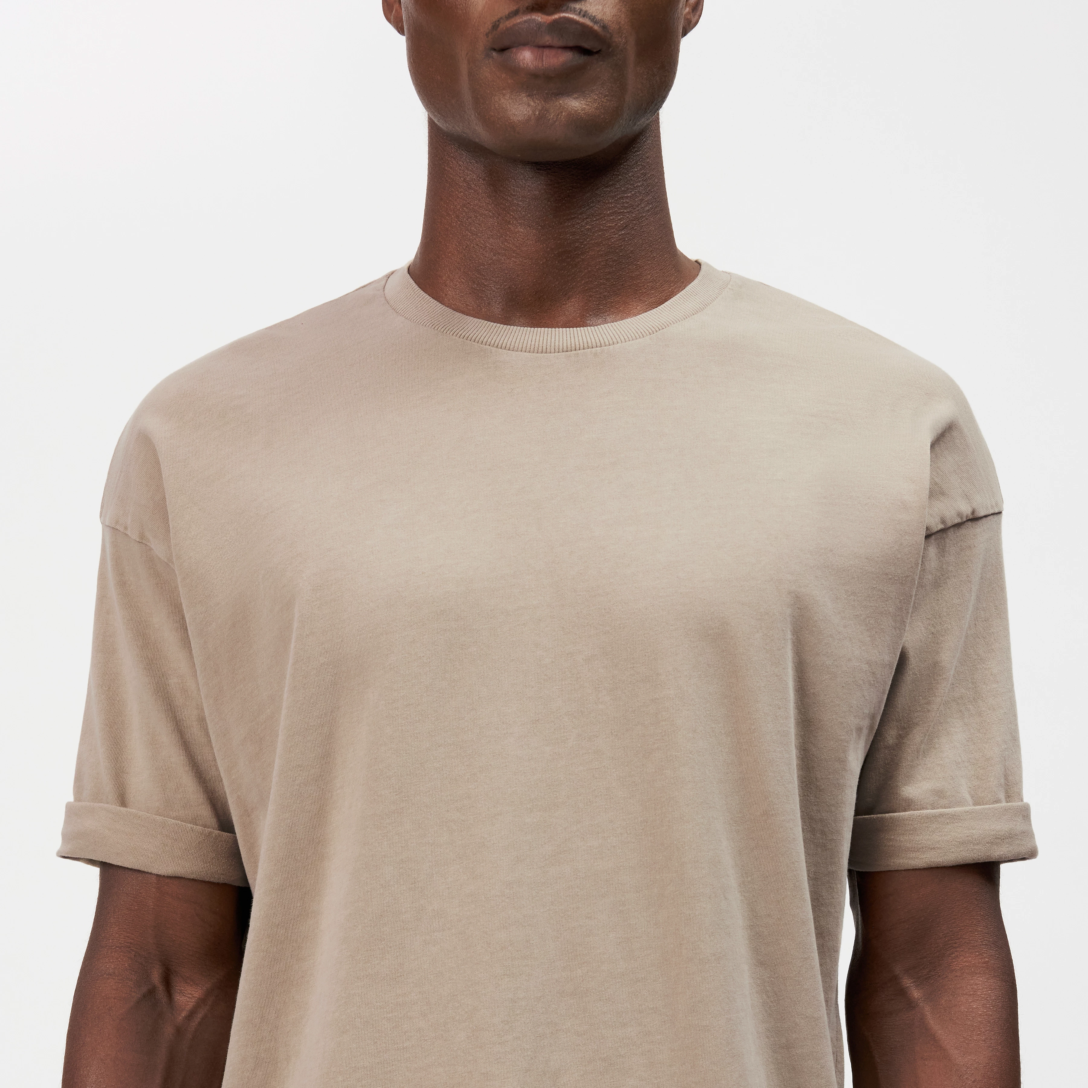THILO - Relaxed Fit T-Shirt in softer Baumwolle und Washed Look - Herren - braun - Detailansicht am Model