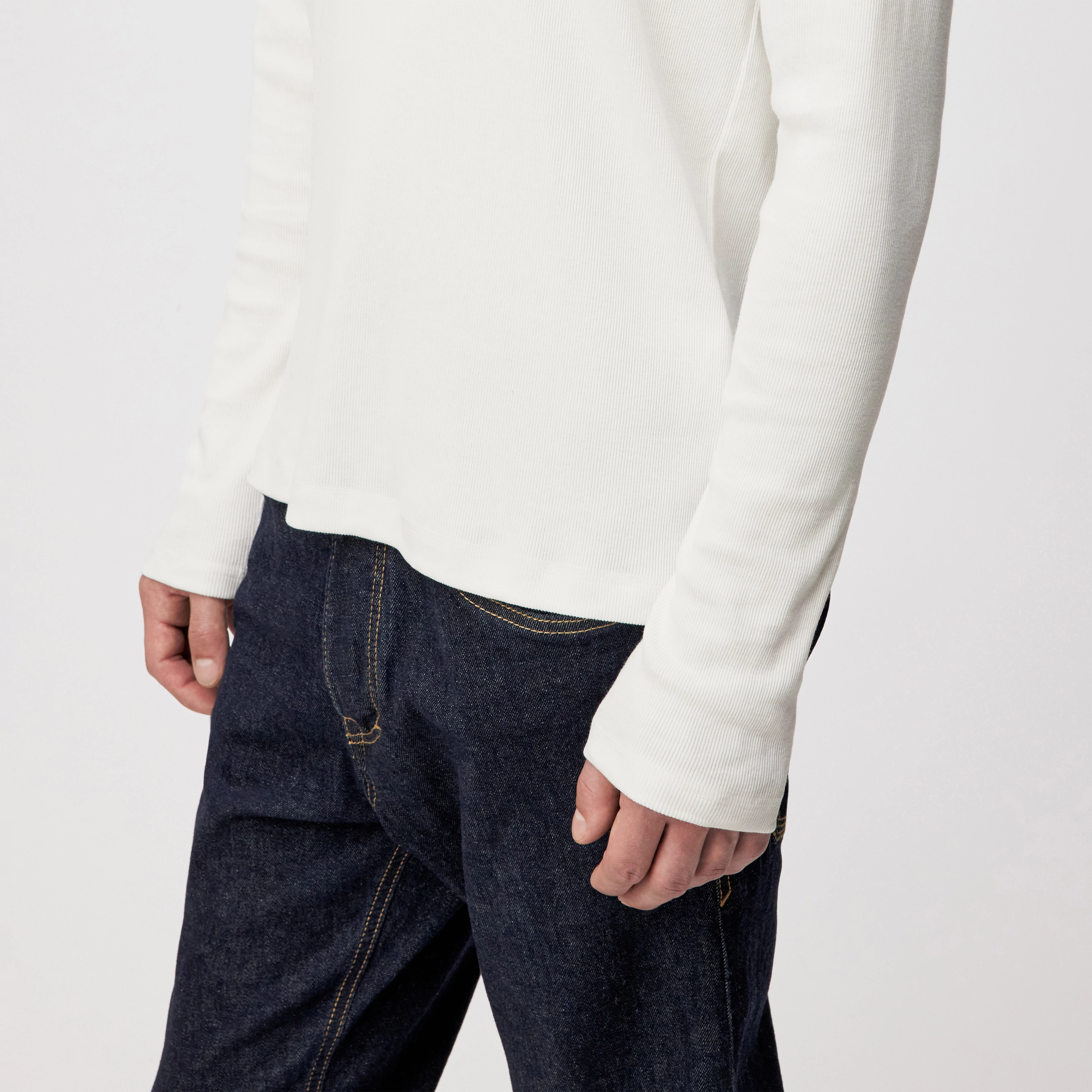 TALDOR - Longsleeve in gewaschener Rippe - Herren - off white - Detailansicht am Model