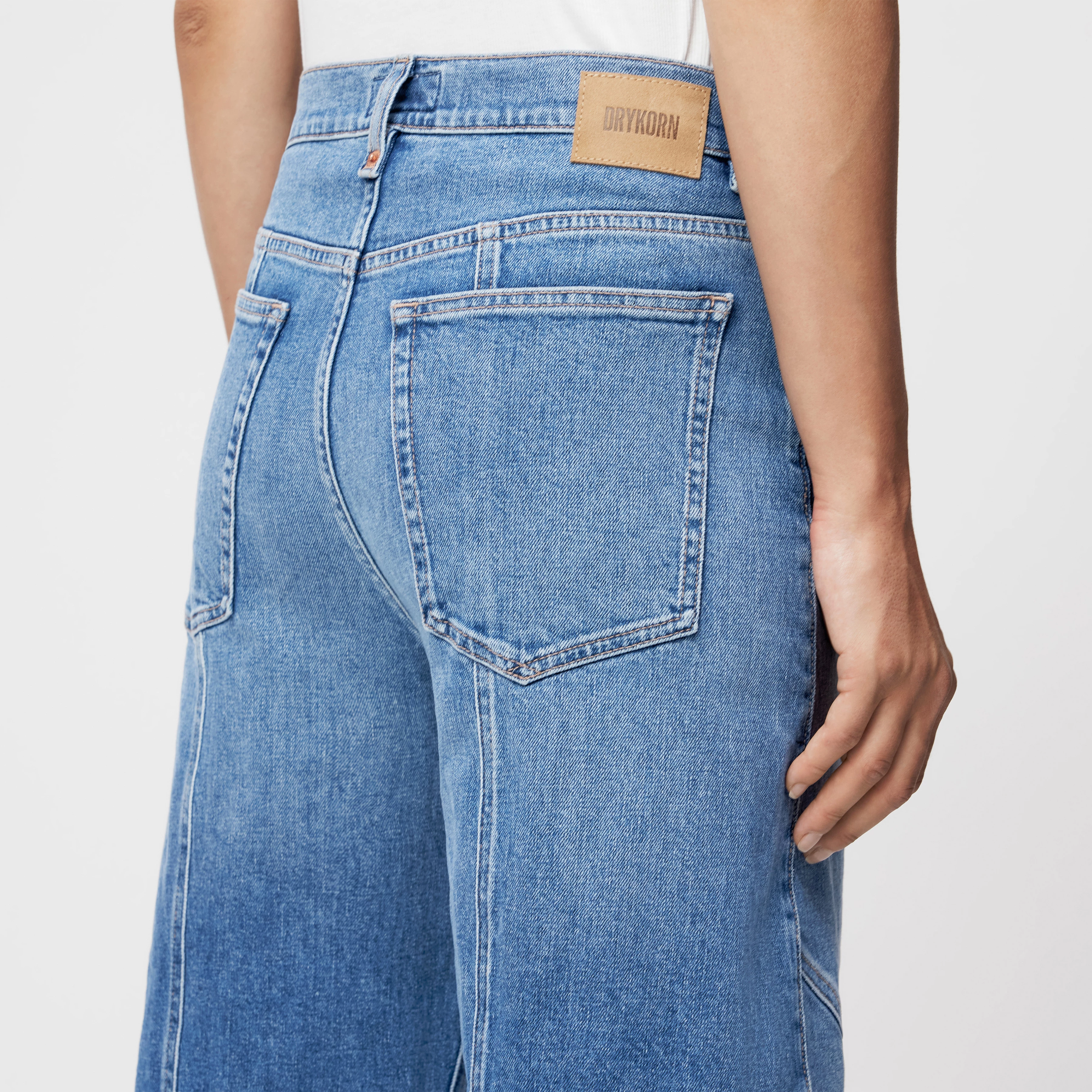 SWORE - 5-Pocket Jeans in Mid-Blue Denim - Damen - blau - Detailansicht am Model