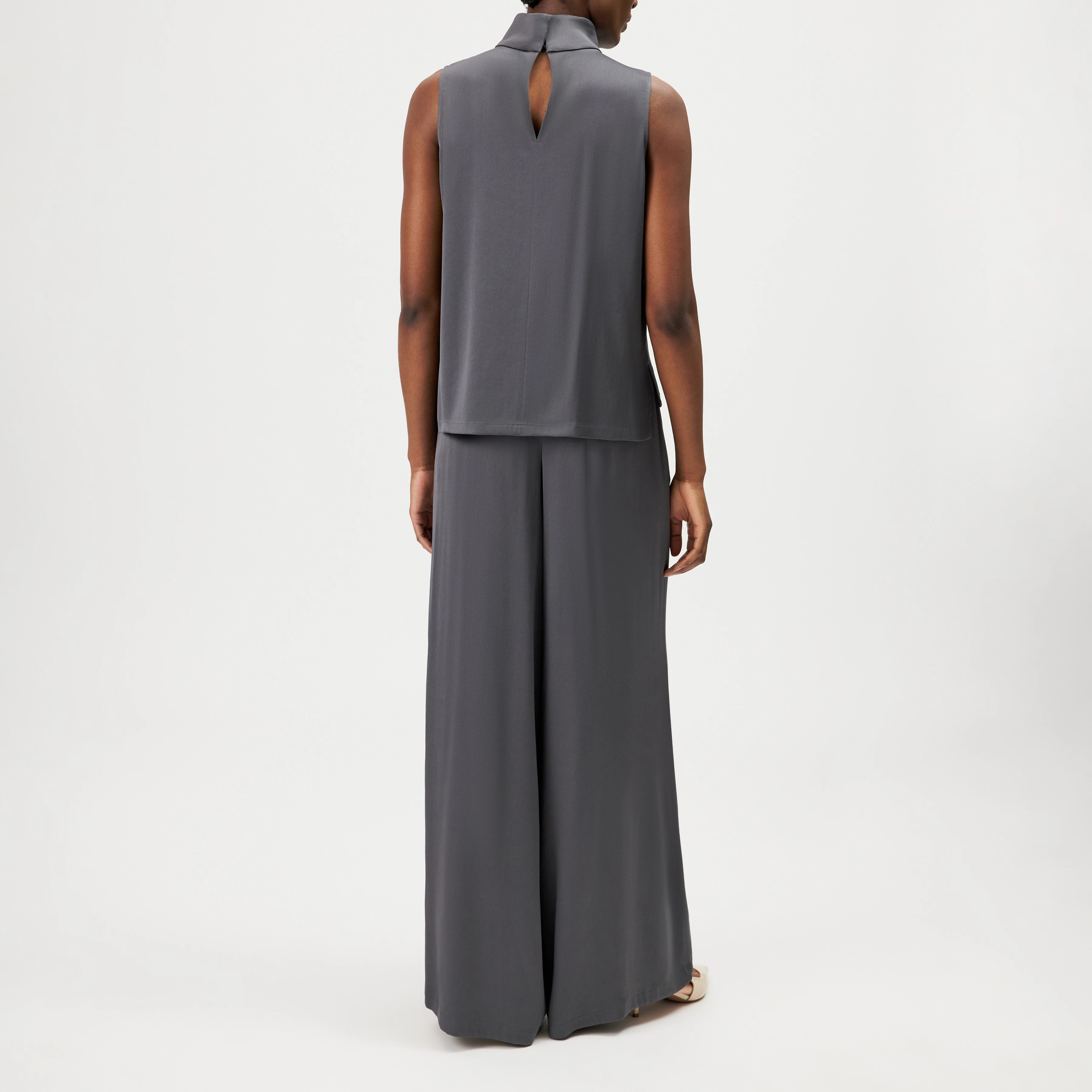 HALIRA - Top blouse en satin à col montant - women - gris - Rückansicht