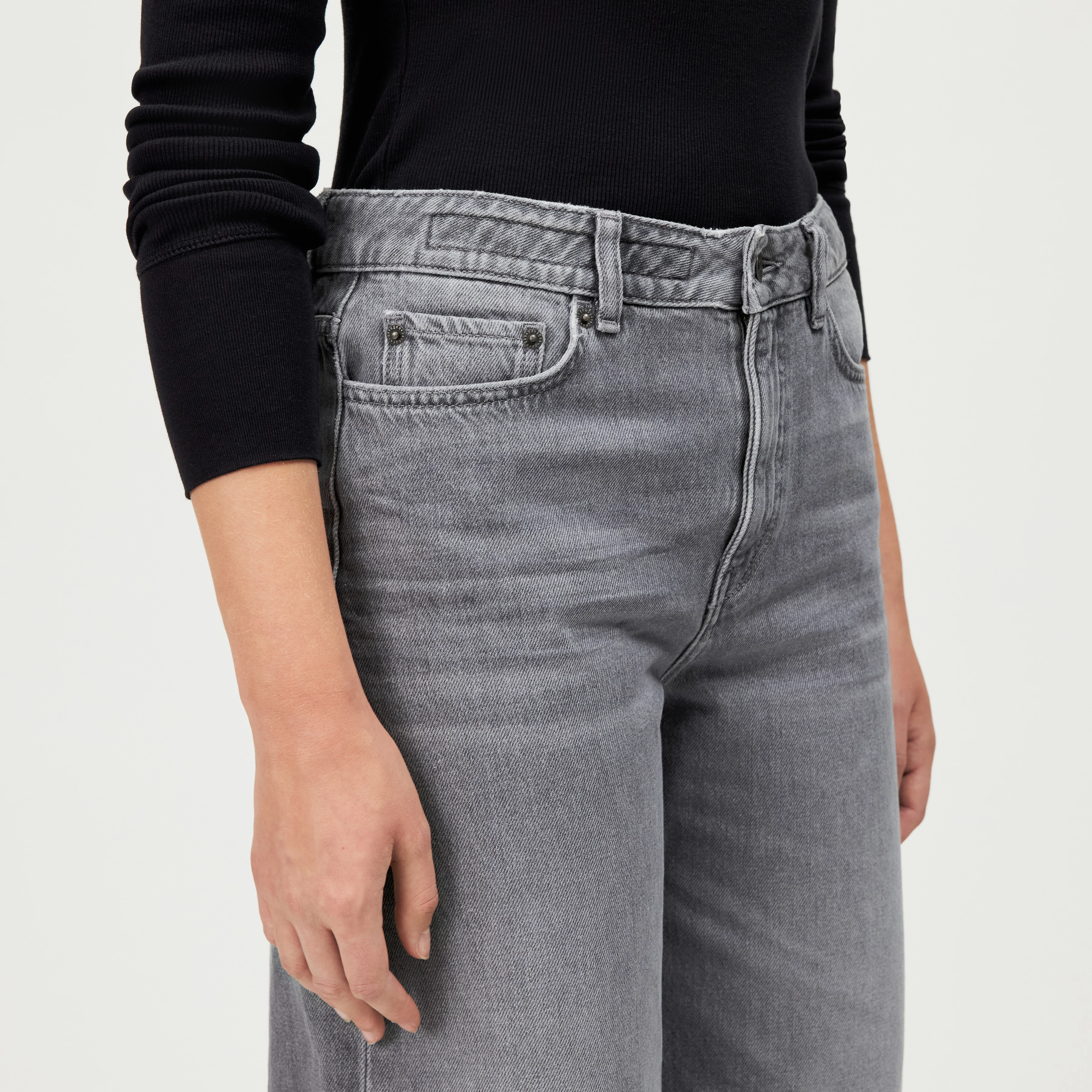 MEDLEY - Pure cotton mid-waist jeans. - women - grey - Detailansicht am Model