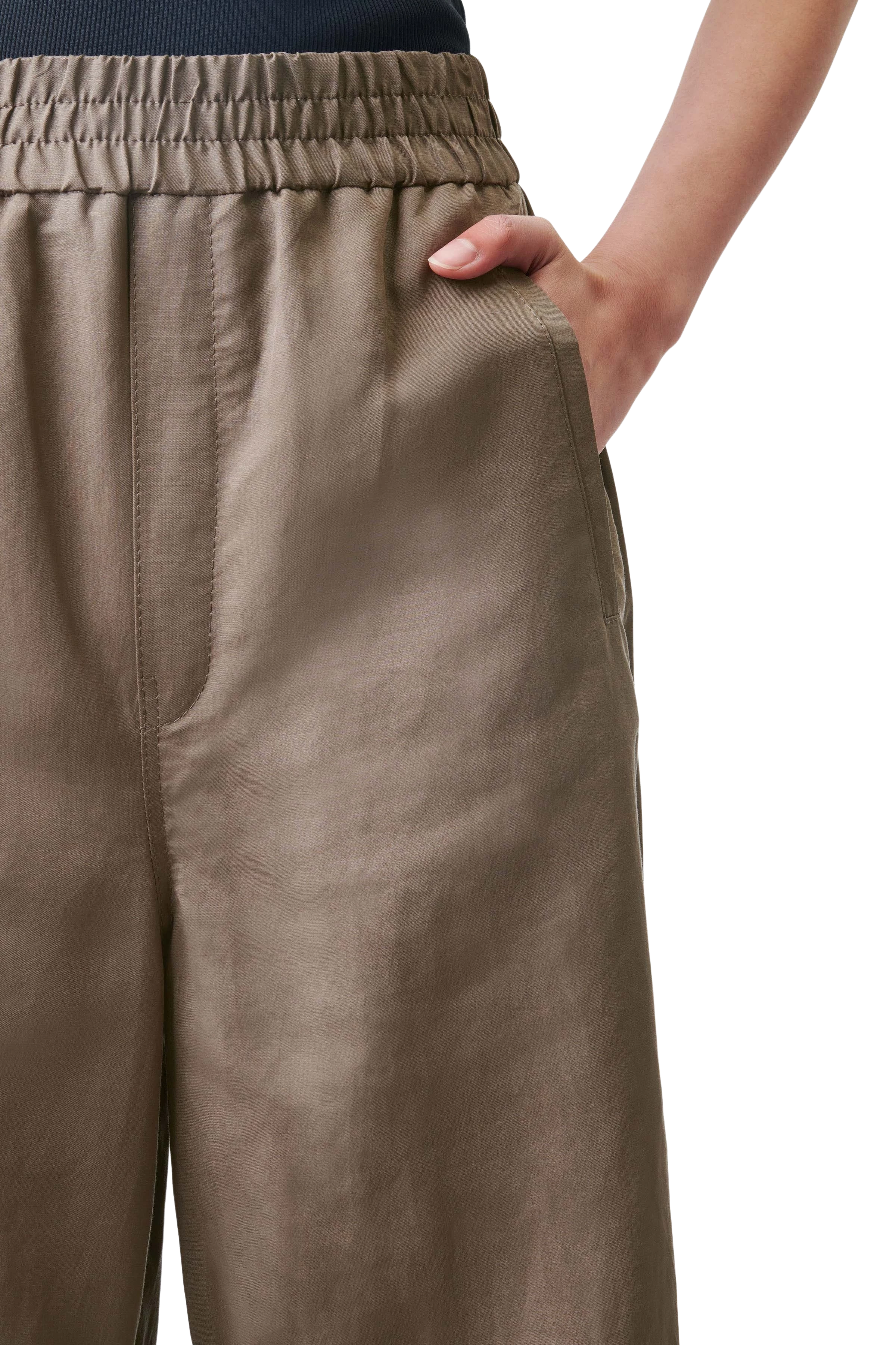 ECONOMY - High-waist aviator trousers in a technical cotton blend - women - green - Detailansicht am Model
