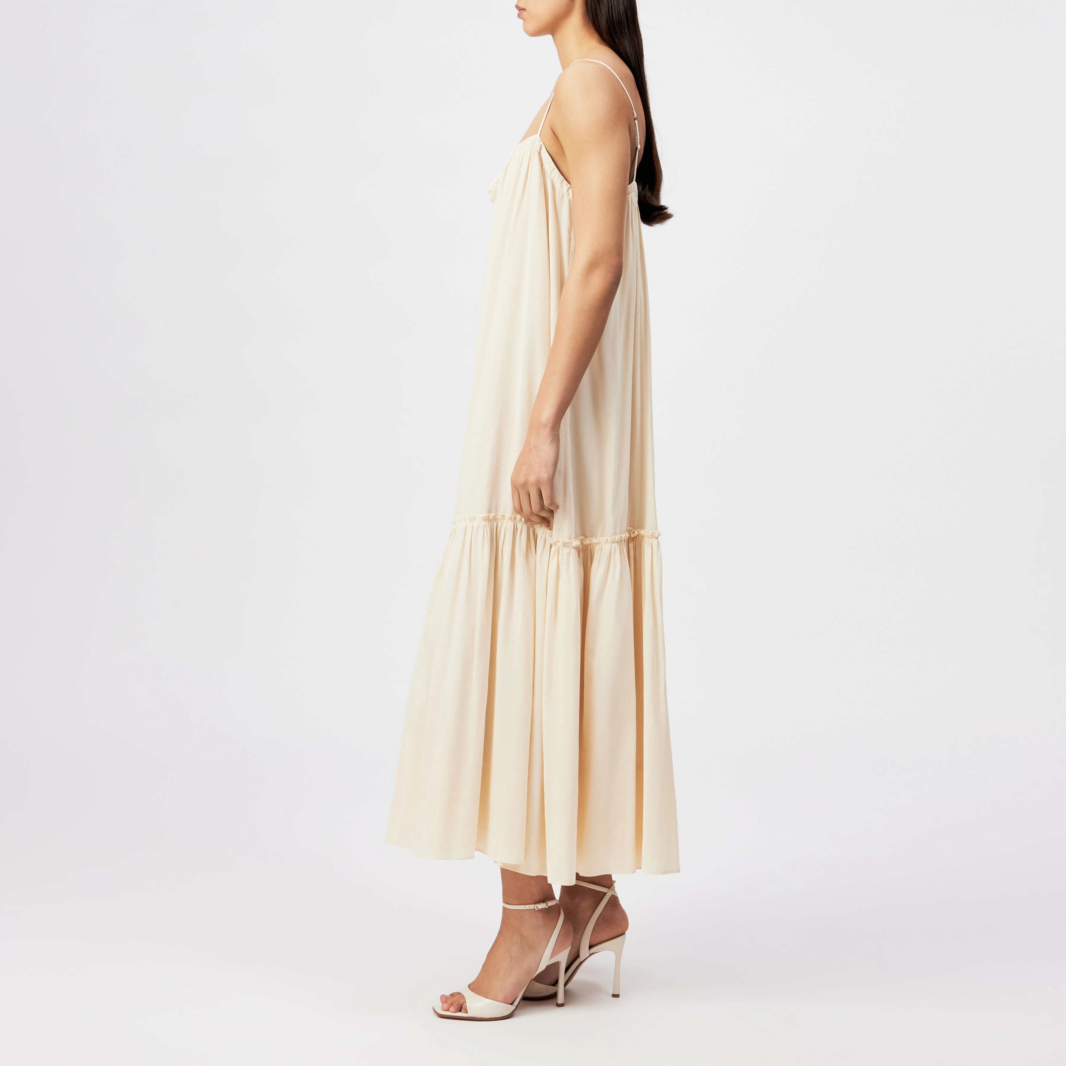 LYNORA - Crêpe ruffle slip dress with crinkle look - women - beige - Seitenansicht