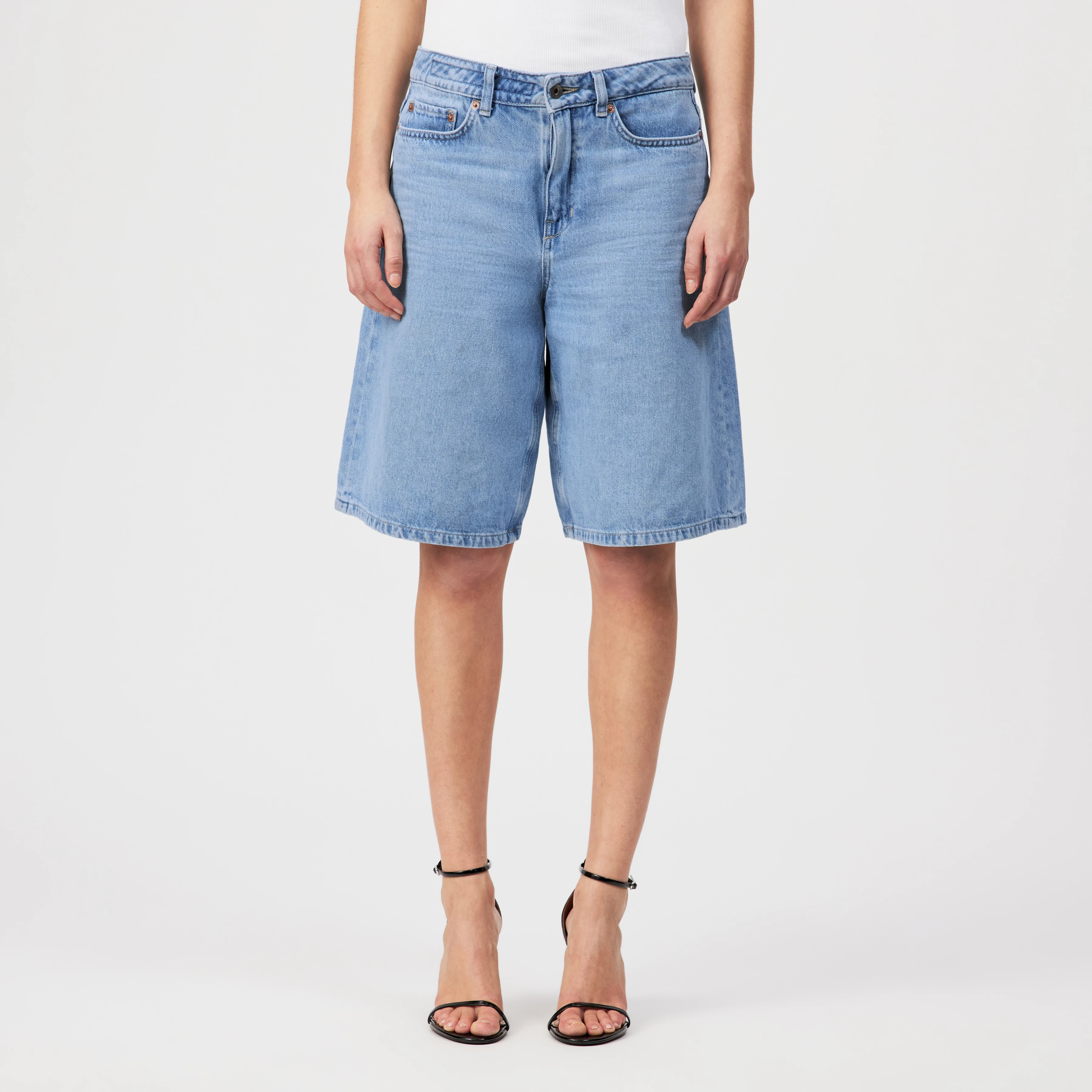 NONE - Bermuda Jeans Shorts in Denim - Damen - blau - Frontansicht
