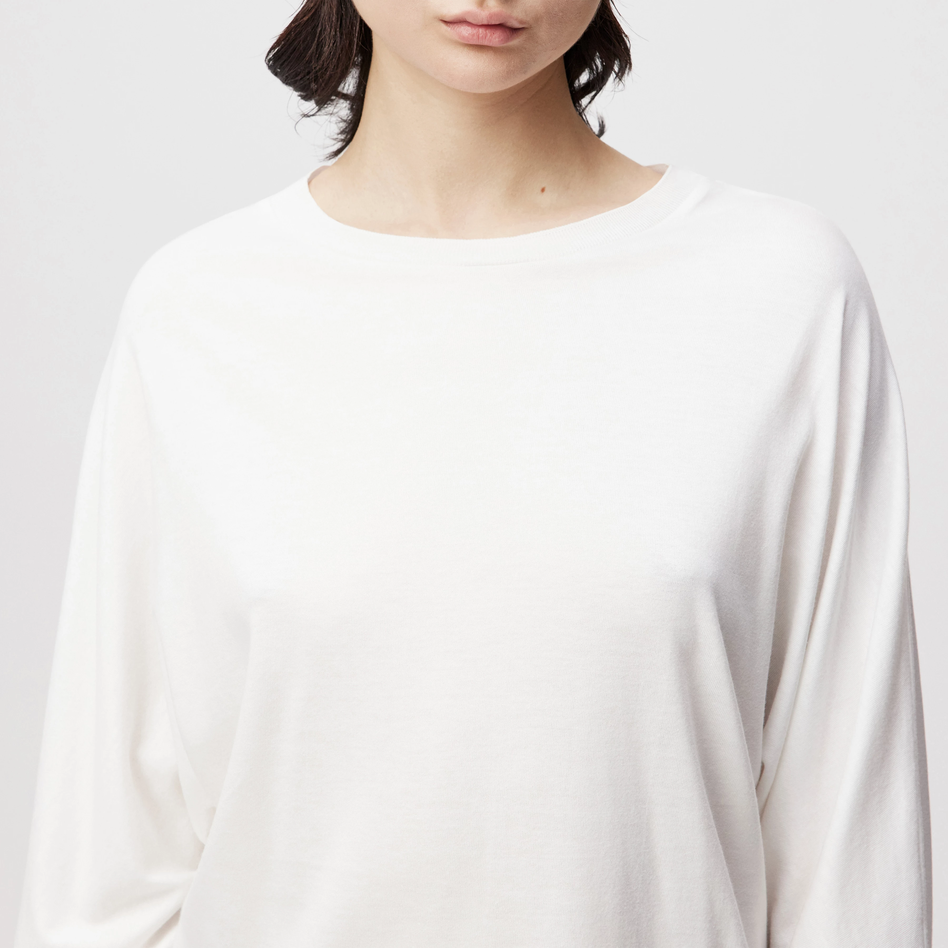 SOMEJA - Batwing long-sleeved top in lyocell-cotton blend - women - off white - Detailansicht am Model