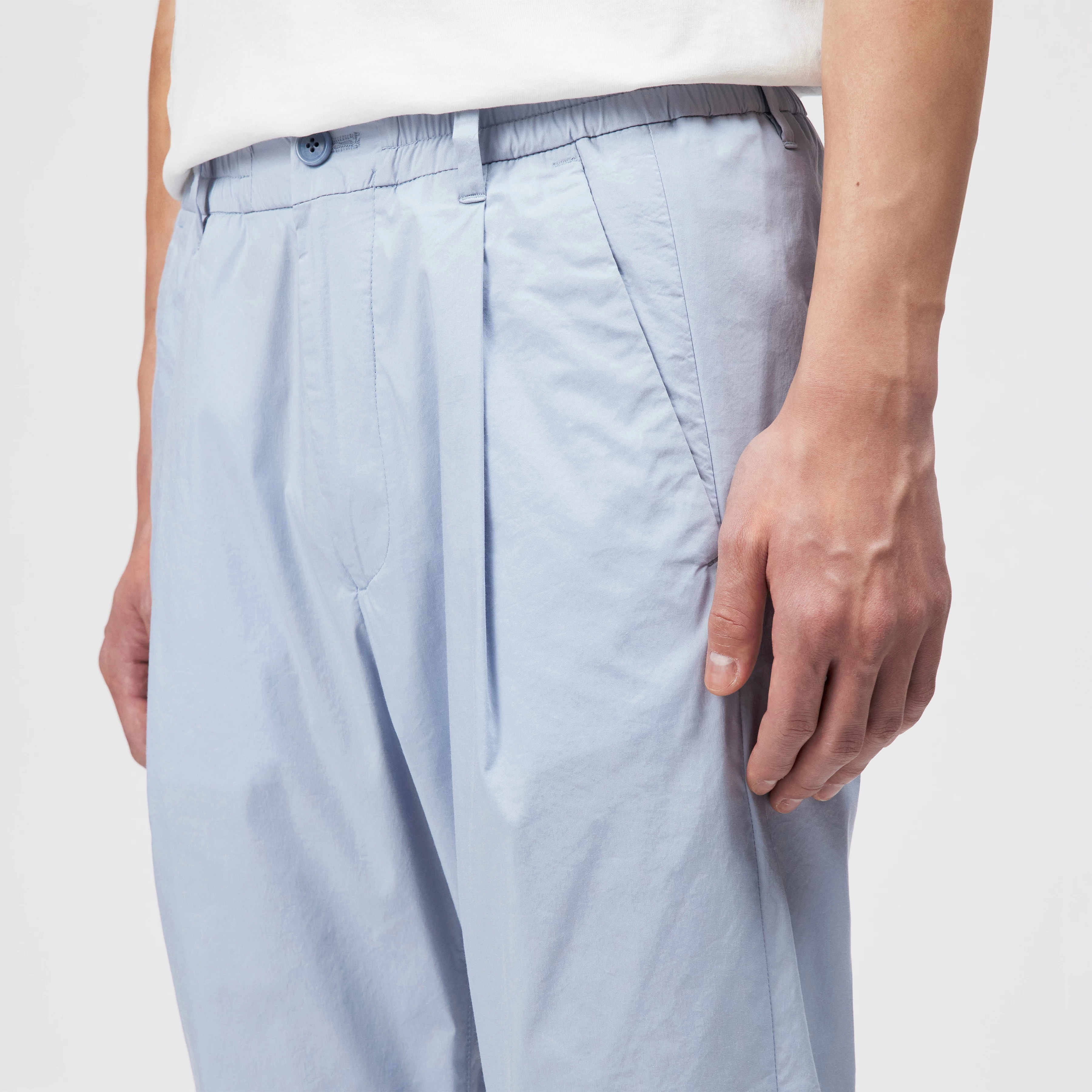 CHASY_RGLR - Casual Hose in Baumwoll-Mix mit Crinkle Look - Herren - blau - Detailansicht am Model