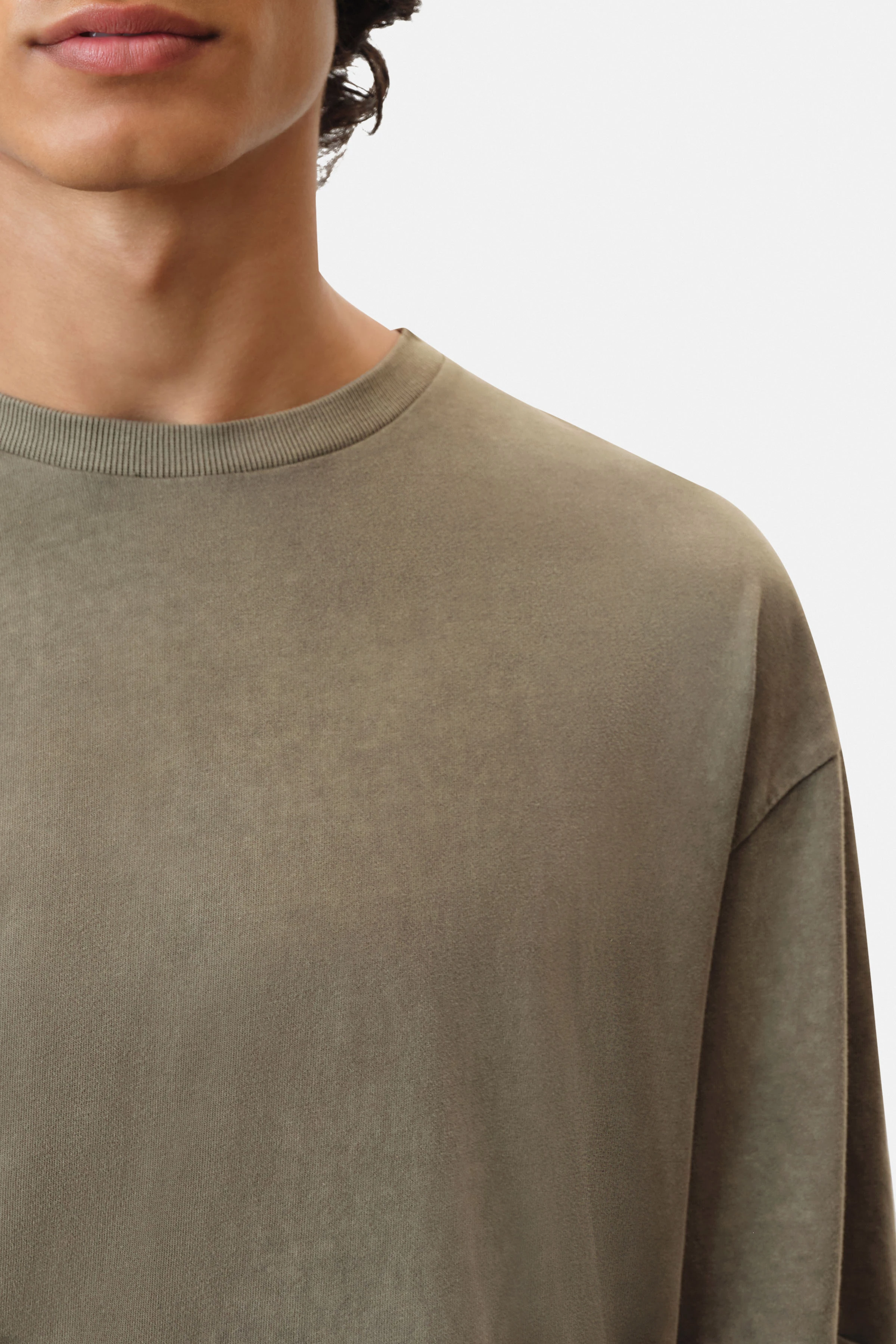 EROS - t-shirt with rolled edge in a washed look - men - green - Detailansicht am Model