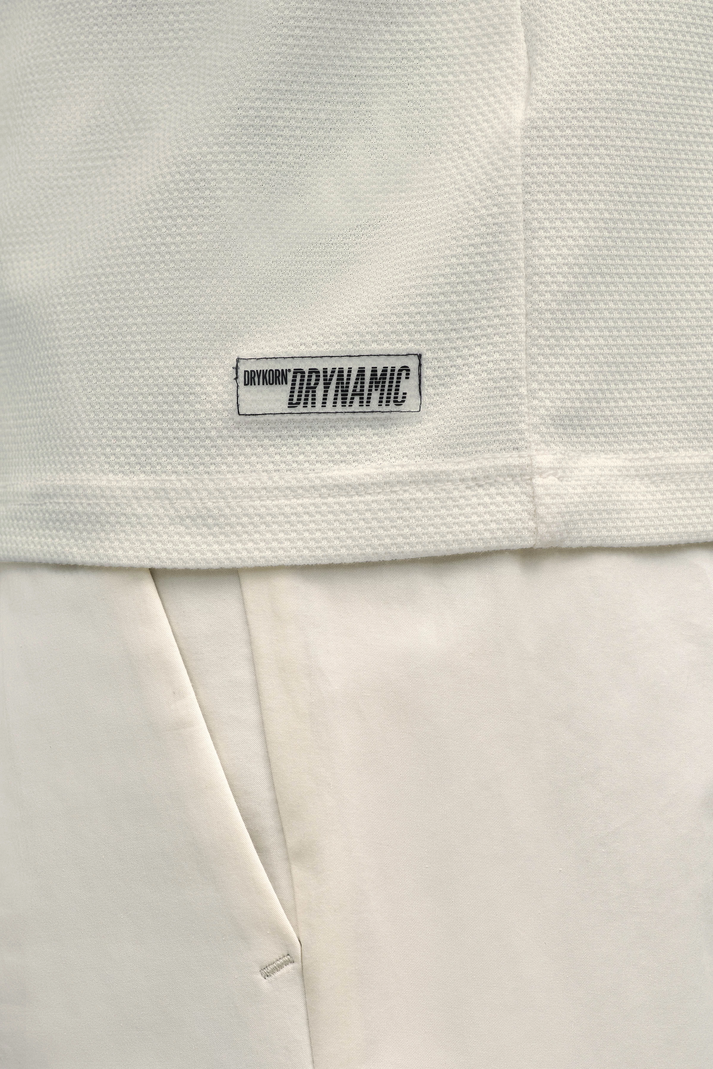 SANTOS - Classic regular fit polo in piqué structure - men - off white - Detailansicht am Model