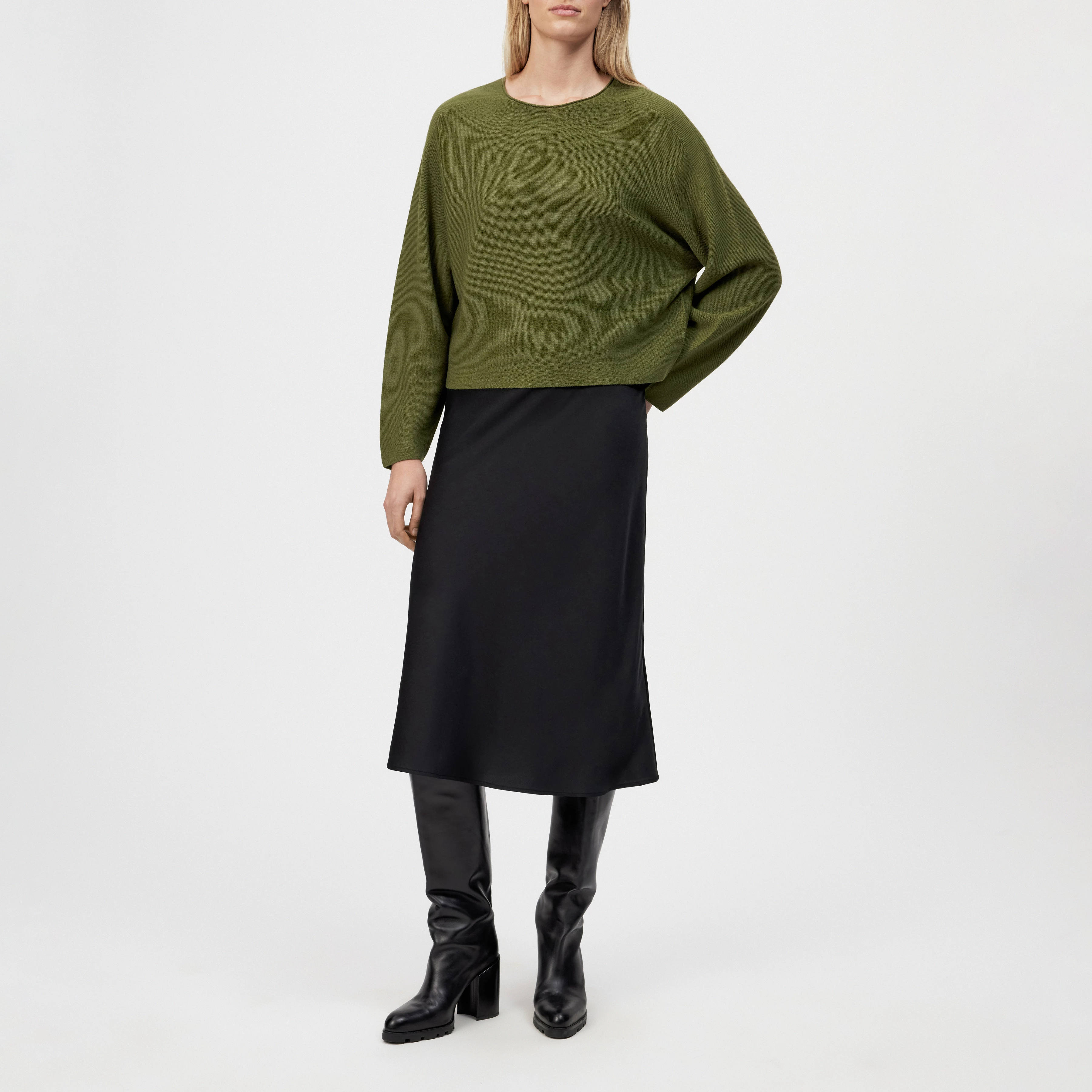 MEAMI - Vekürzter Egg-Shape Pullover in 100% Merinowolle - Damen - grün - Ganzkörper-Frontansicht