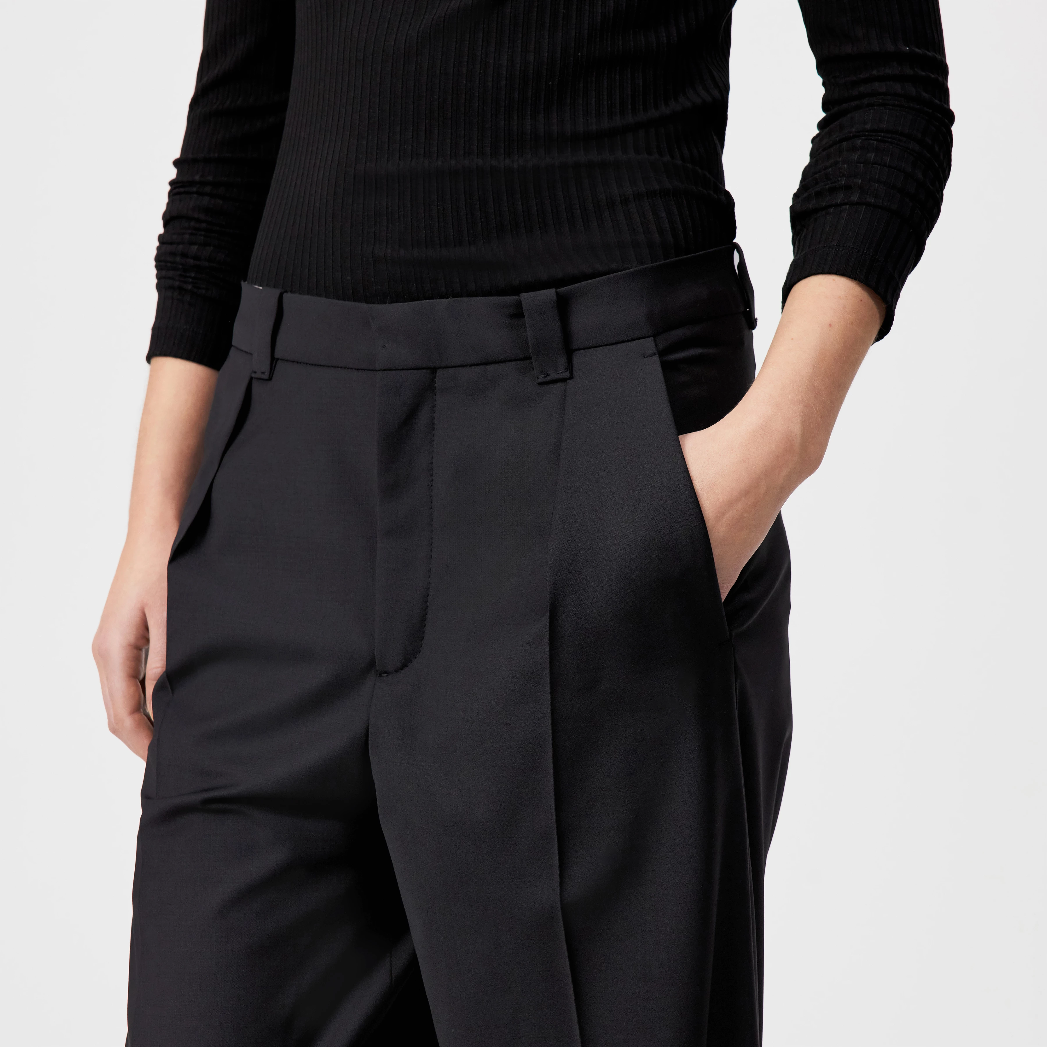 ADUCT - Bi-stretch tailored straight leg trousers - women - black - Detailansicht am Model