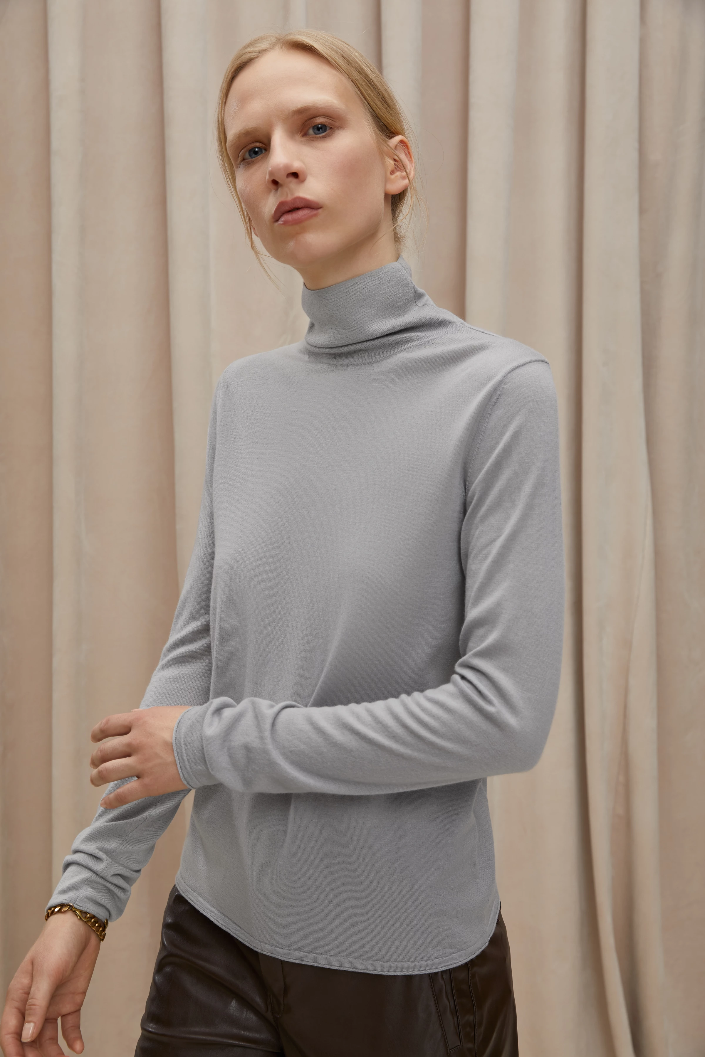 BENINA - Rollkragenpullover aus reiner Schurwolle - Damen - grau - Frontansicht