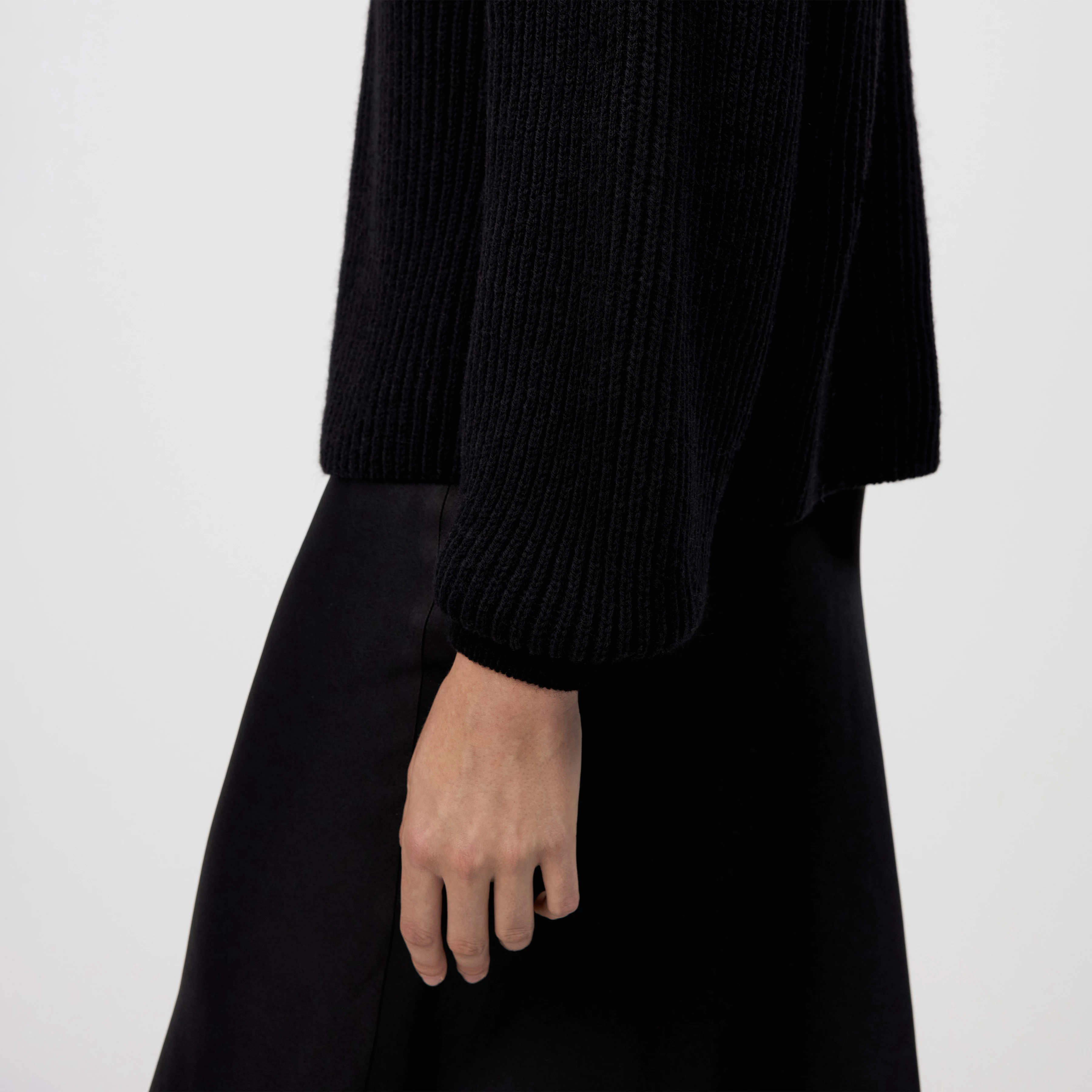 KIMONI - Jumper with balloon sleeves in wool and alpaca blend - women - Natural Aluminium - Detailansicht am Model